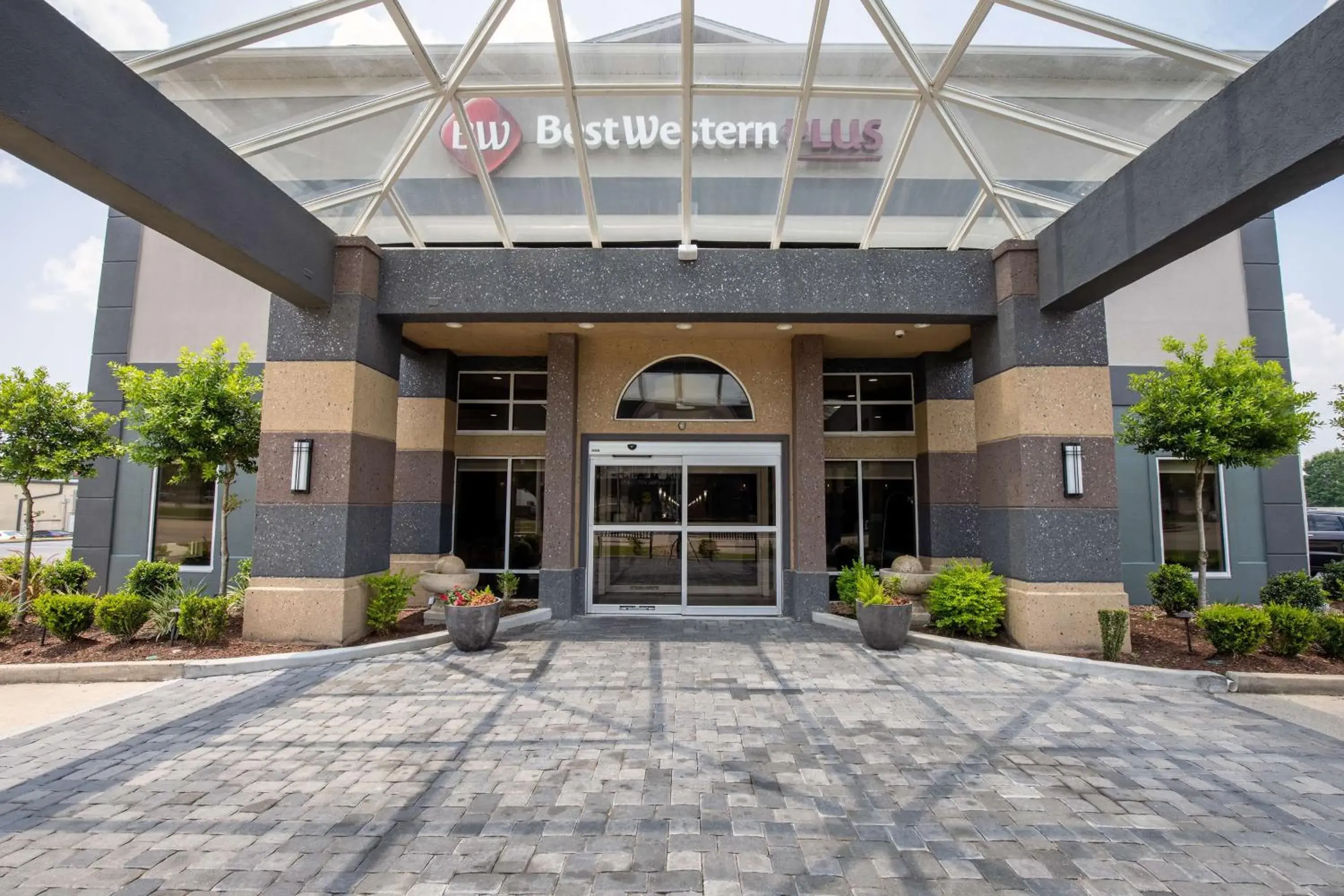 Property building in Best Western Plus Lafayette Vermilion River Inn & Suites Property building in Best Western Plus Lafayette Vermilion River Inn & Suites