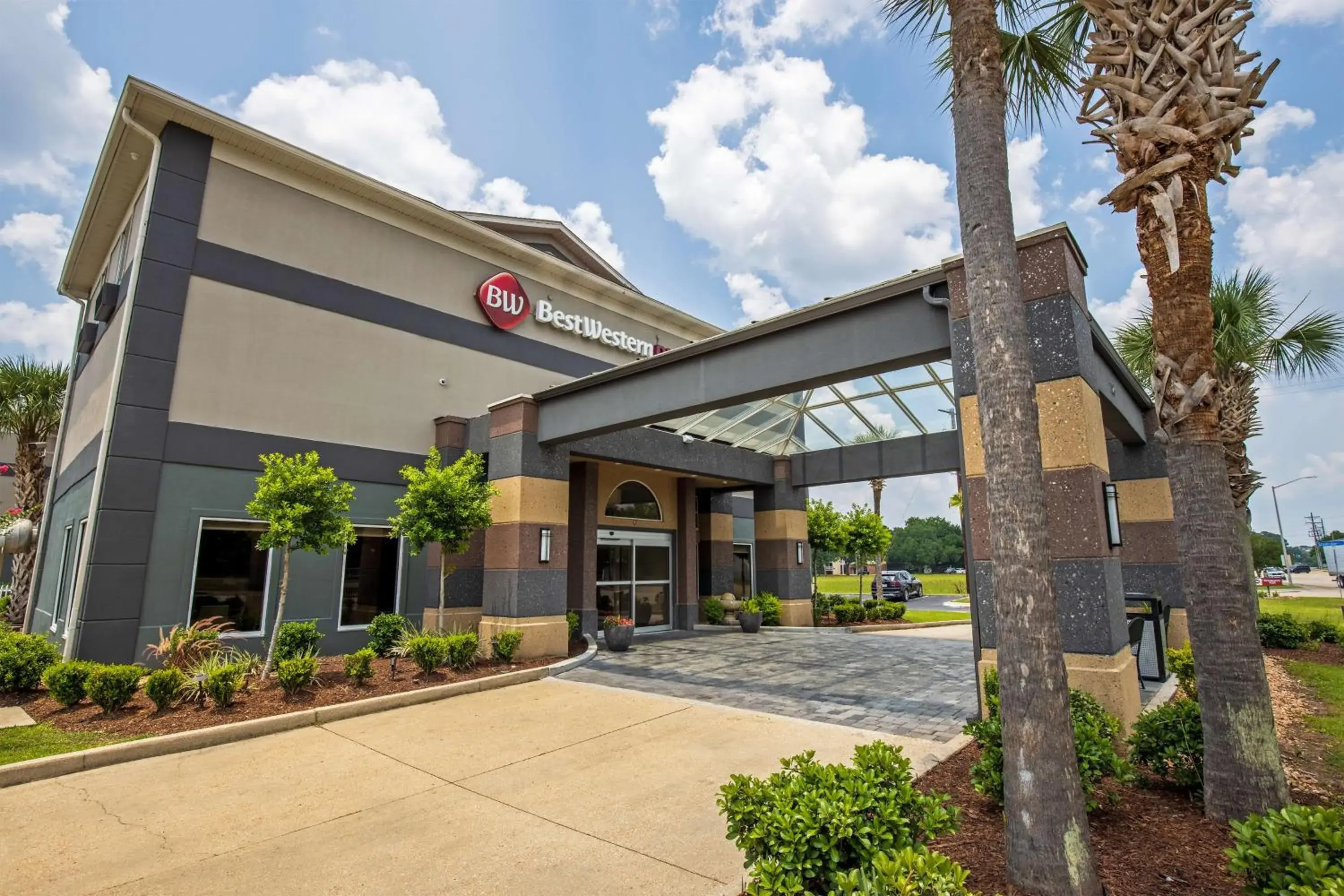 Property building in Best Western Plus Lafayette Vermilion River Inn & Suites Property building in Best Western Plus Lafayette Vermilion River Inn & Suites