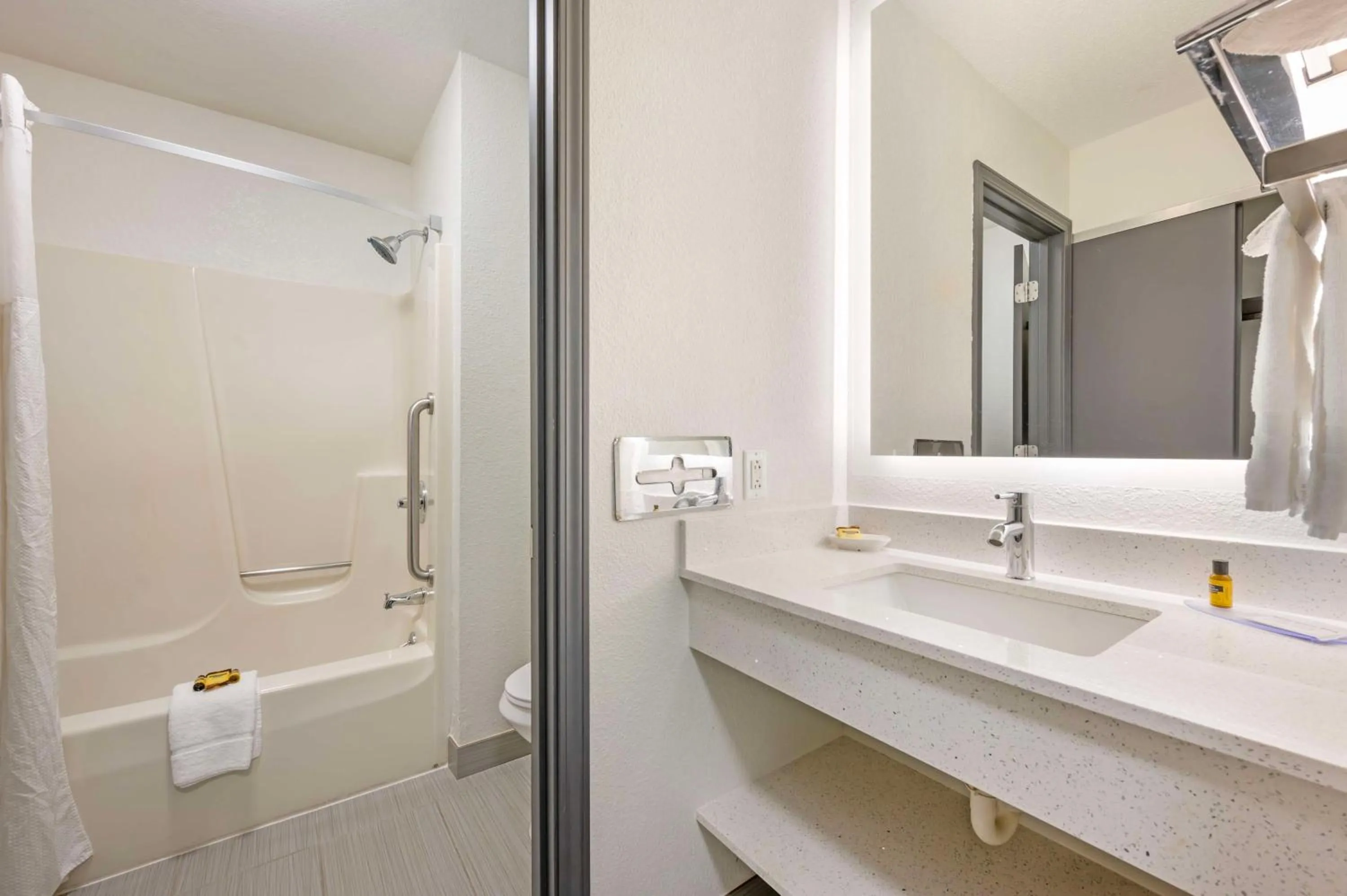 Bathroom in Best Western Plus Anderson