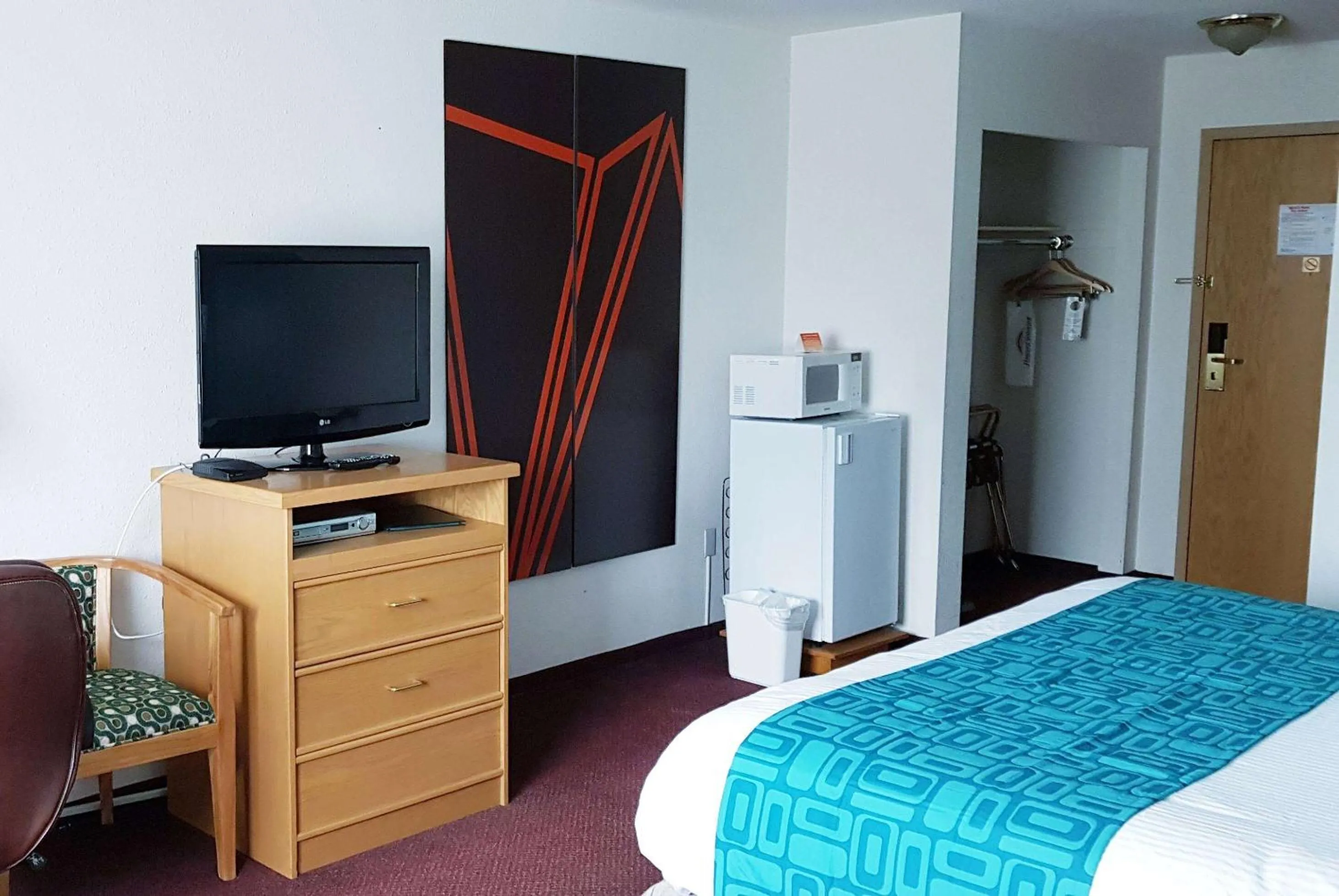 Photo of the whole room, Bed in Howard Johnson by Wyndham Fort St. John