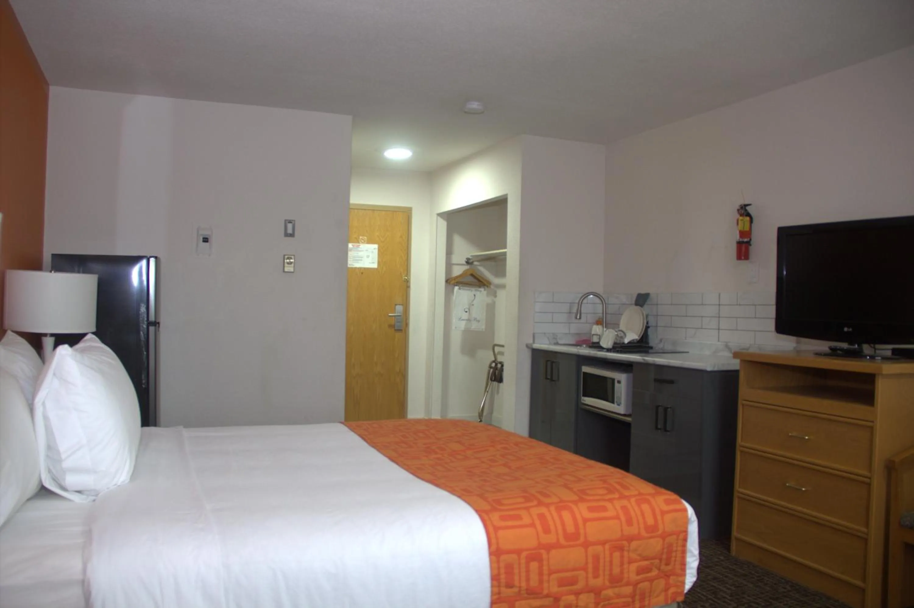 Breakfast, Bed in Howard Johnson by Wyndham Fort St. John