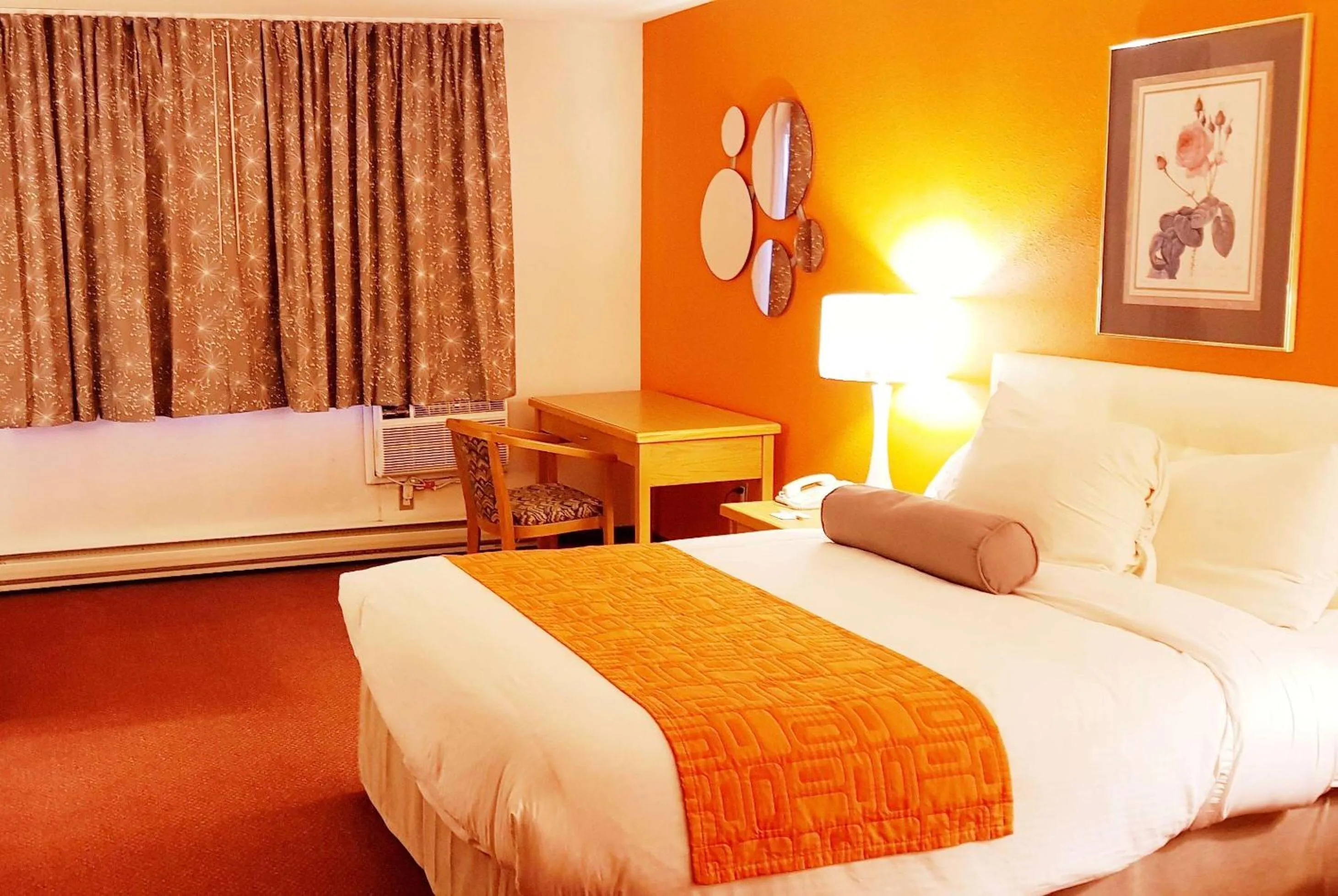 Photo of the whole room, Bed in Howard Johnson by Wyndham Fort St. John