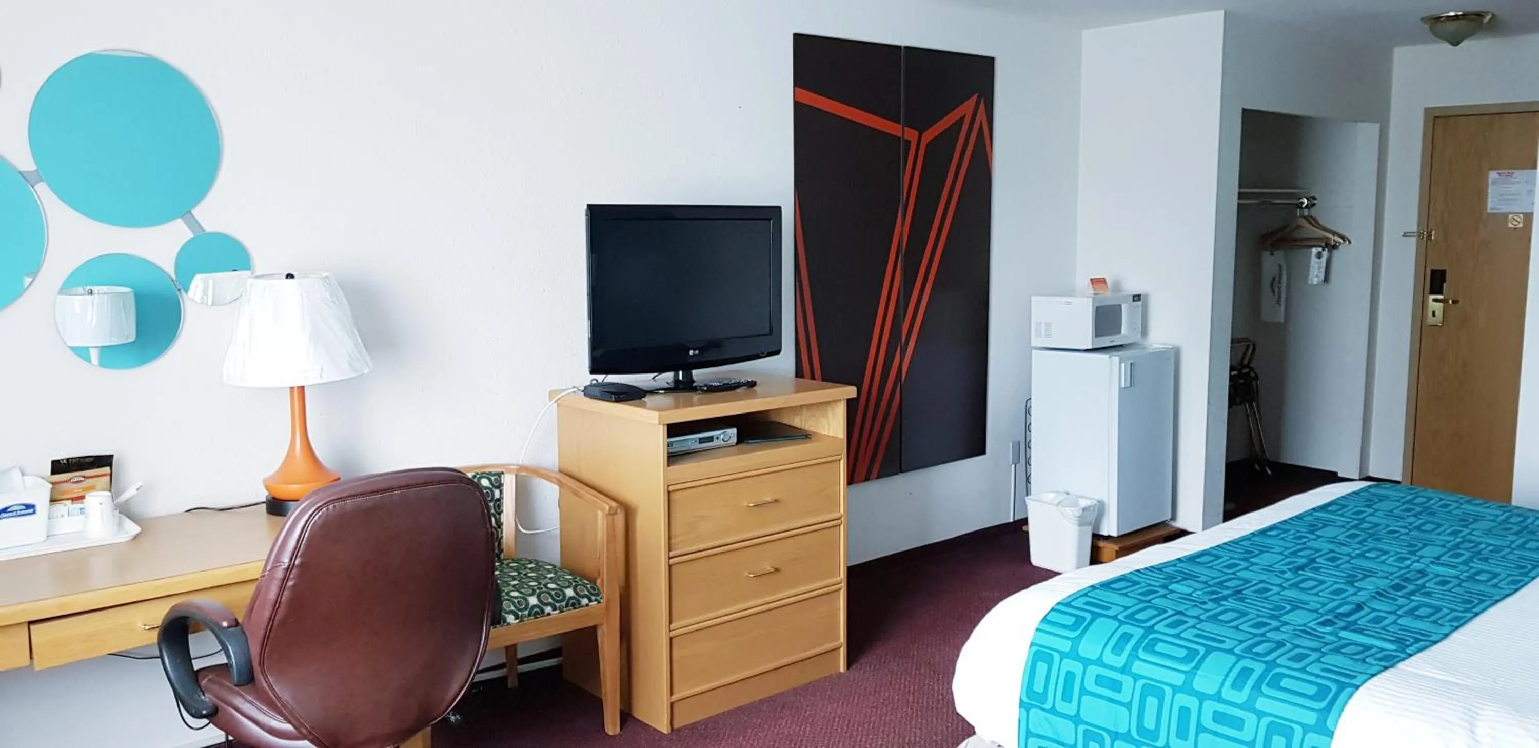 TV and multimedia, Bed in Howard Johnson by Wyndham Fort St. John