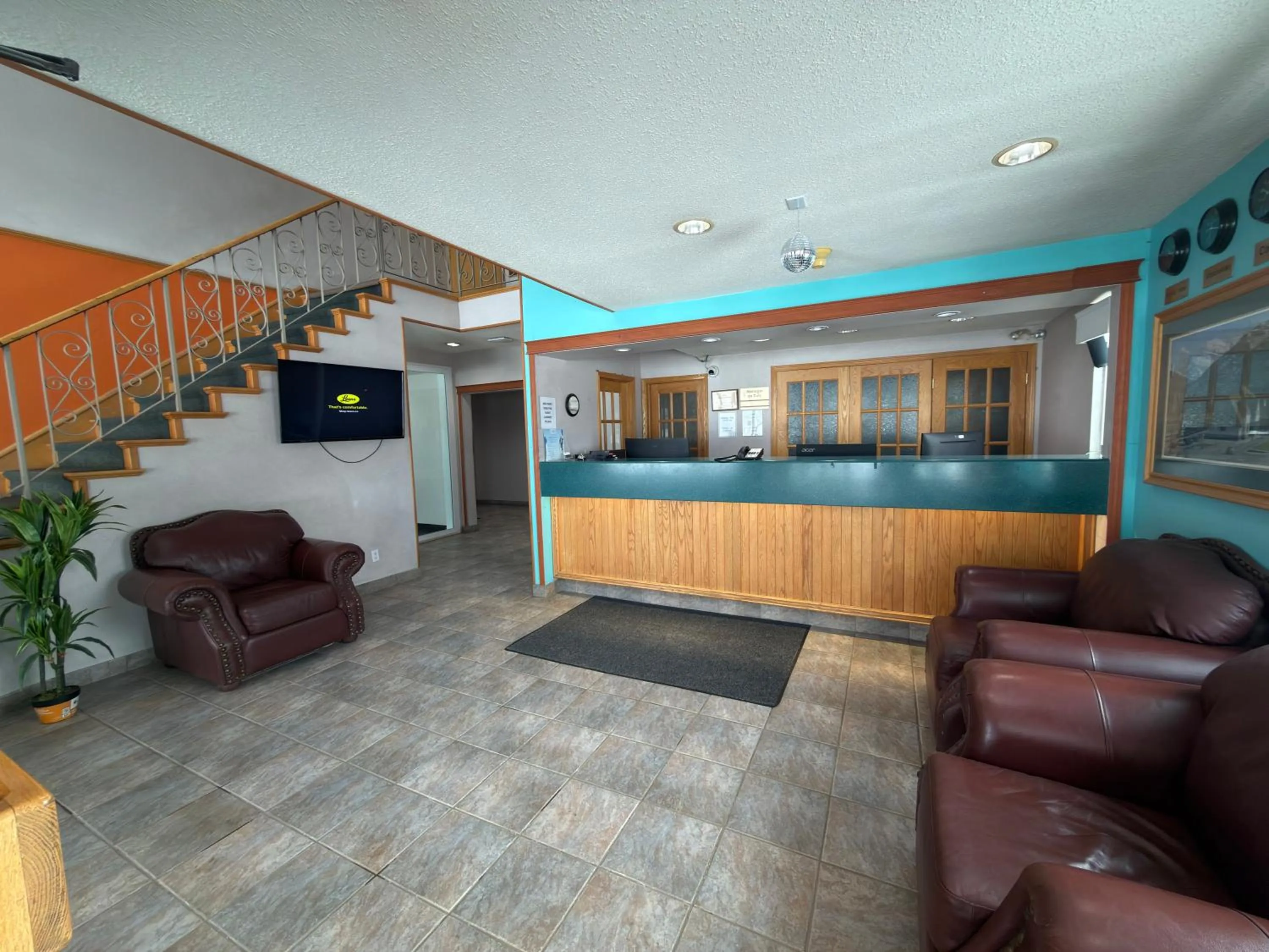 Seating area in Howard Johnson by Wyndham Fort St. John