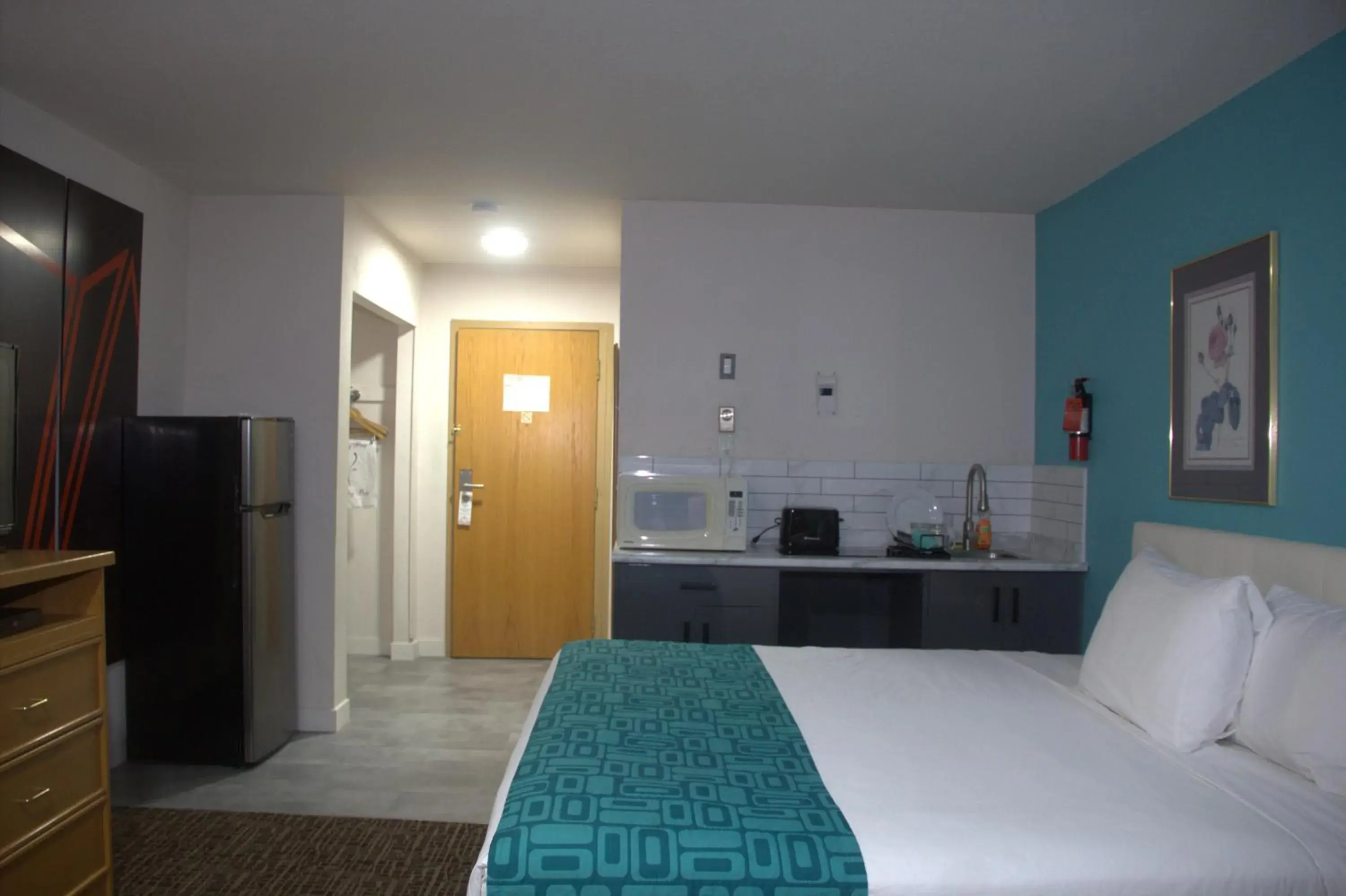 King Room with Kitchenette - Non-Smoking in Howard Johnson by Wyndham Fort St. John King Room with Kitchenette - Non-Smoking in Howard Johnson by Wyndham Fort St. John