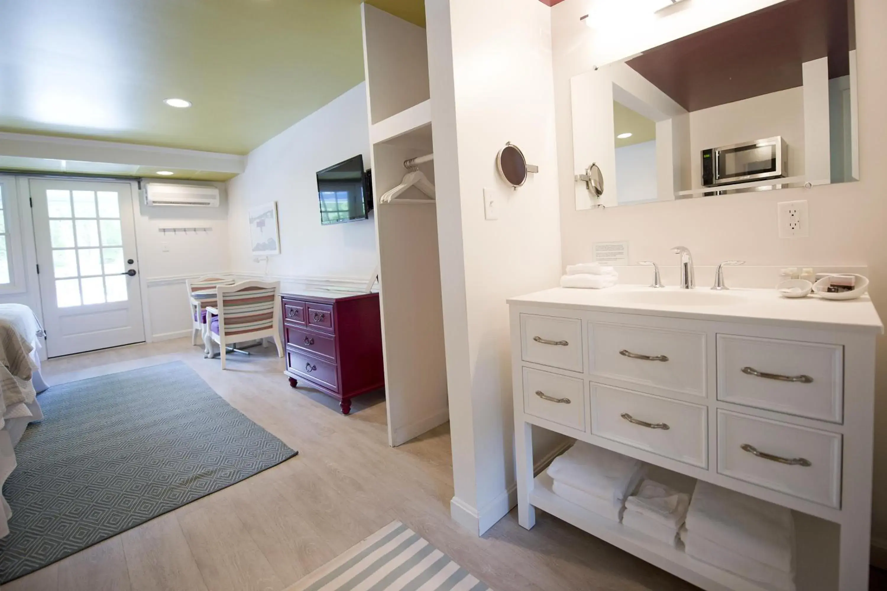 Bathroom, Bed in The Lodge on the Cove Bathroom, Bed in The Lodge on the Cove