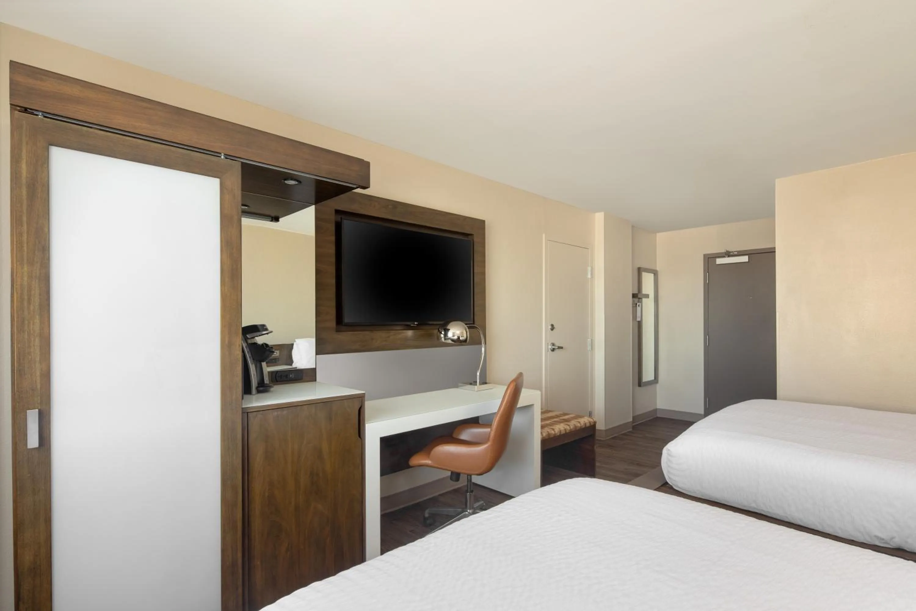 TV and multimedia, Bed in The Lodge at Duke Medical Center