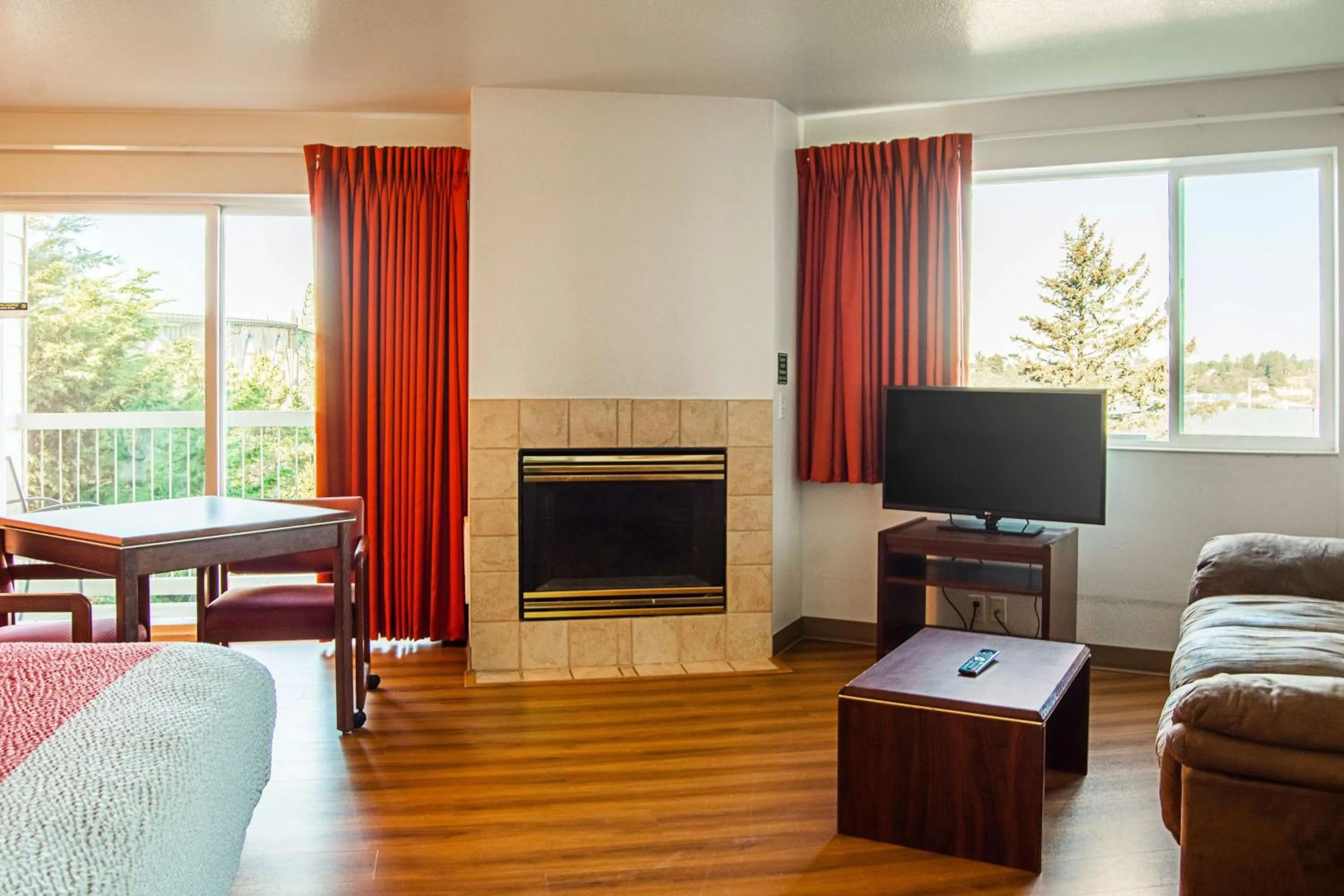 TV and multimedia in Motel 6-Newport, OR