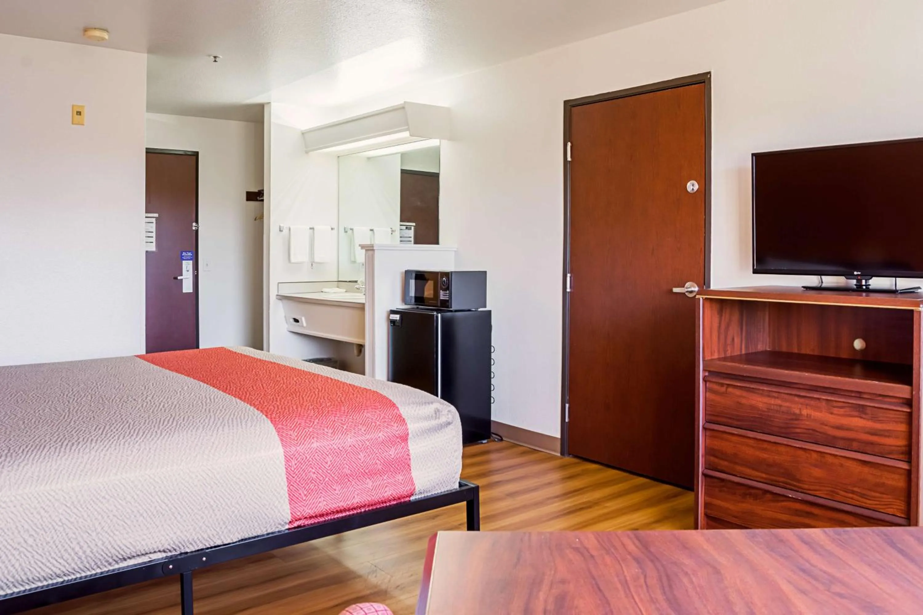 TV and multimedia, Bed in Motel 6-Newport, OR