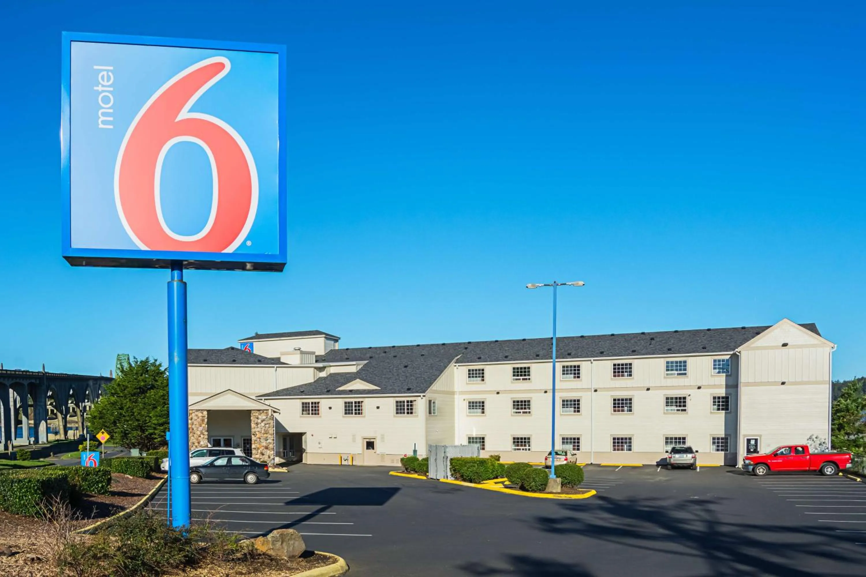 Property building in Motel 6-Newport, OR