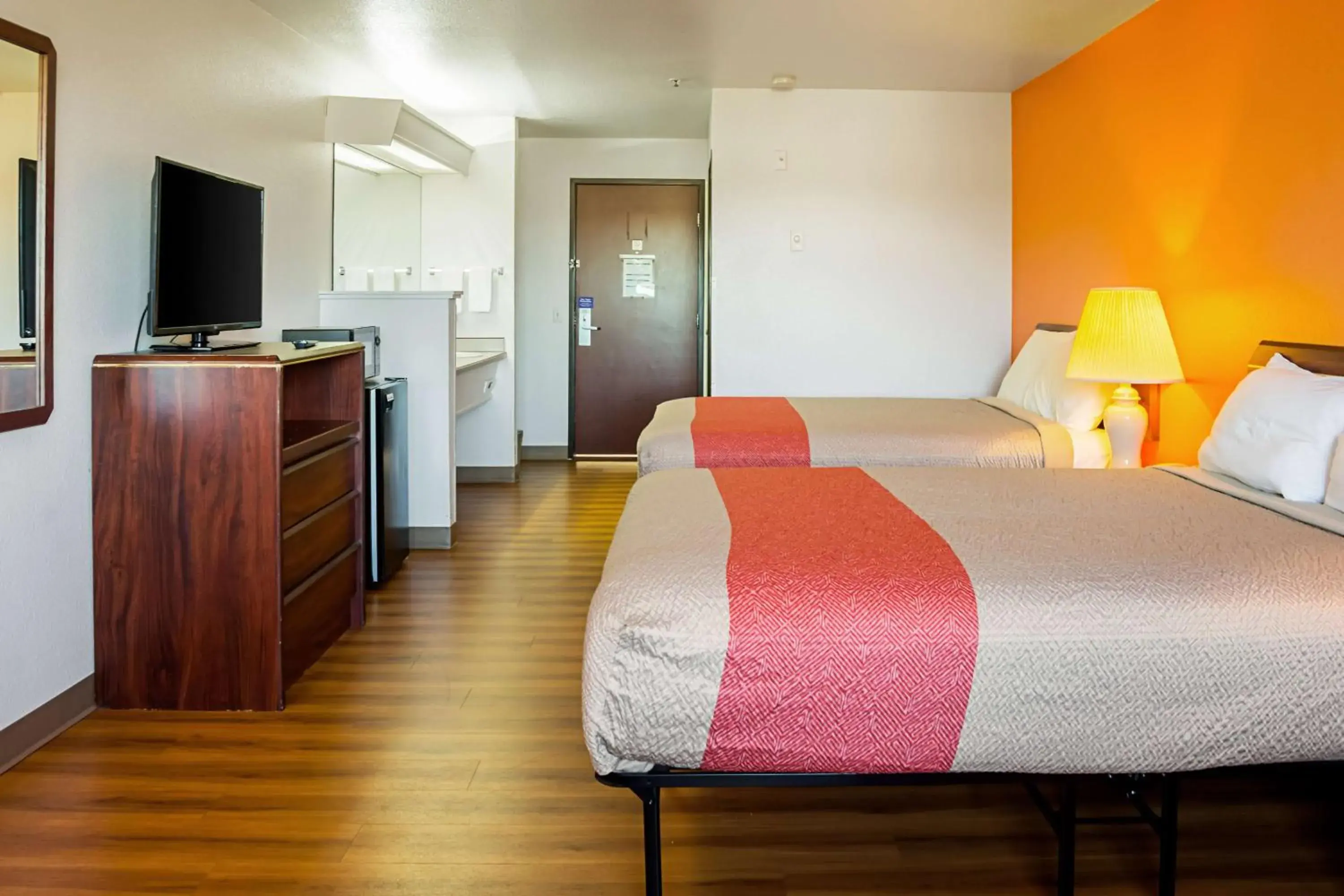 TV and multimedia, Bed in Motel 6-Newport, OR TV and multimedia, Bed in Motel 6-Newport, OR