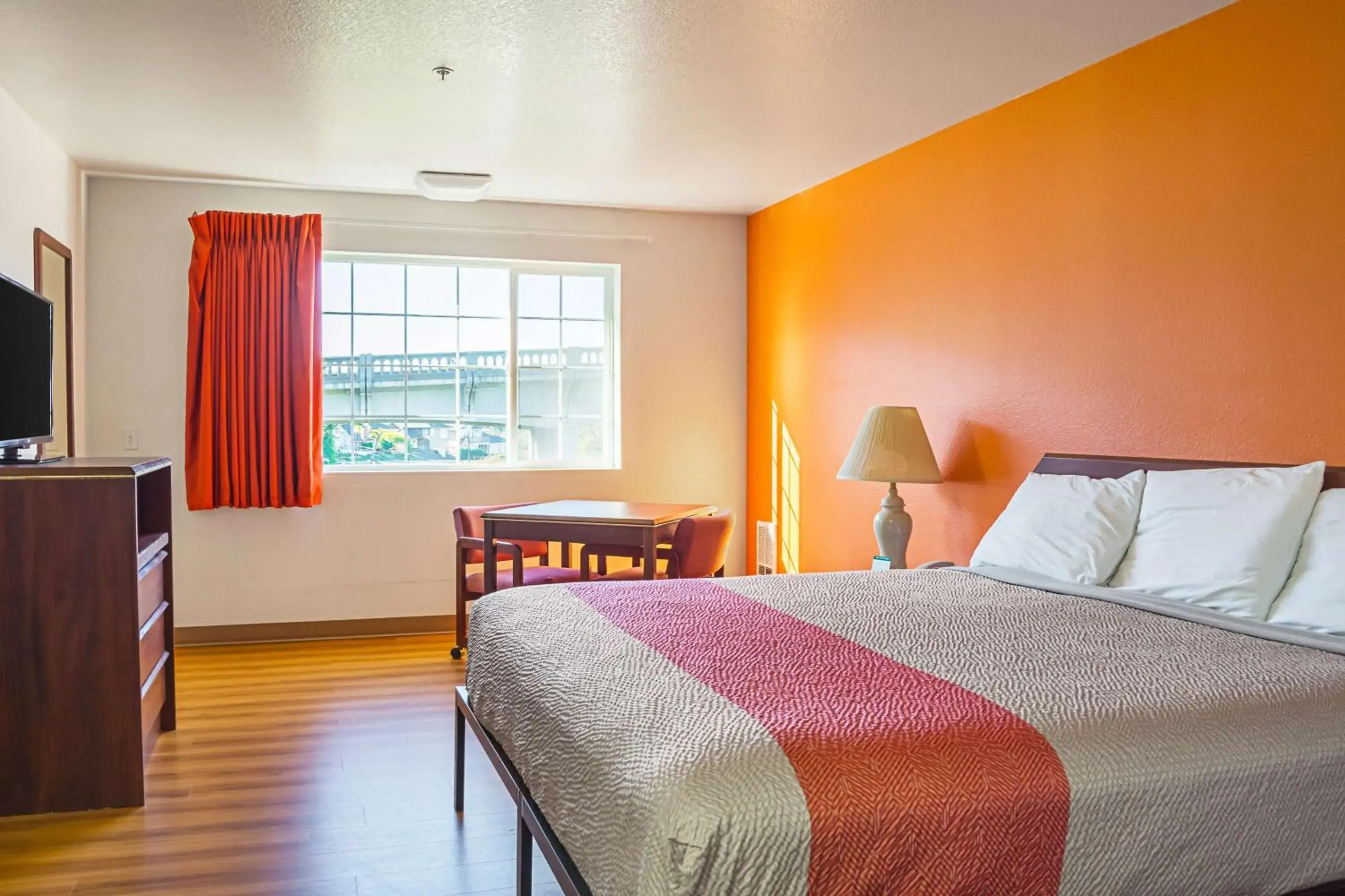 TV and multimedia, Bed in Motel 6-Newport, OR TV and multimedia, Bed in Motel 6-Newport, OR