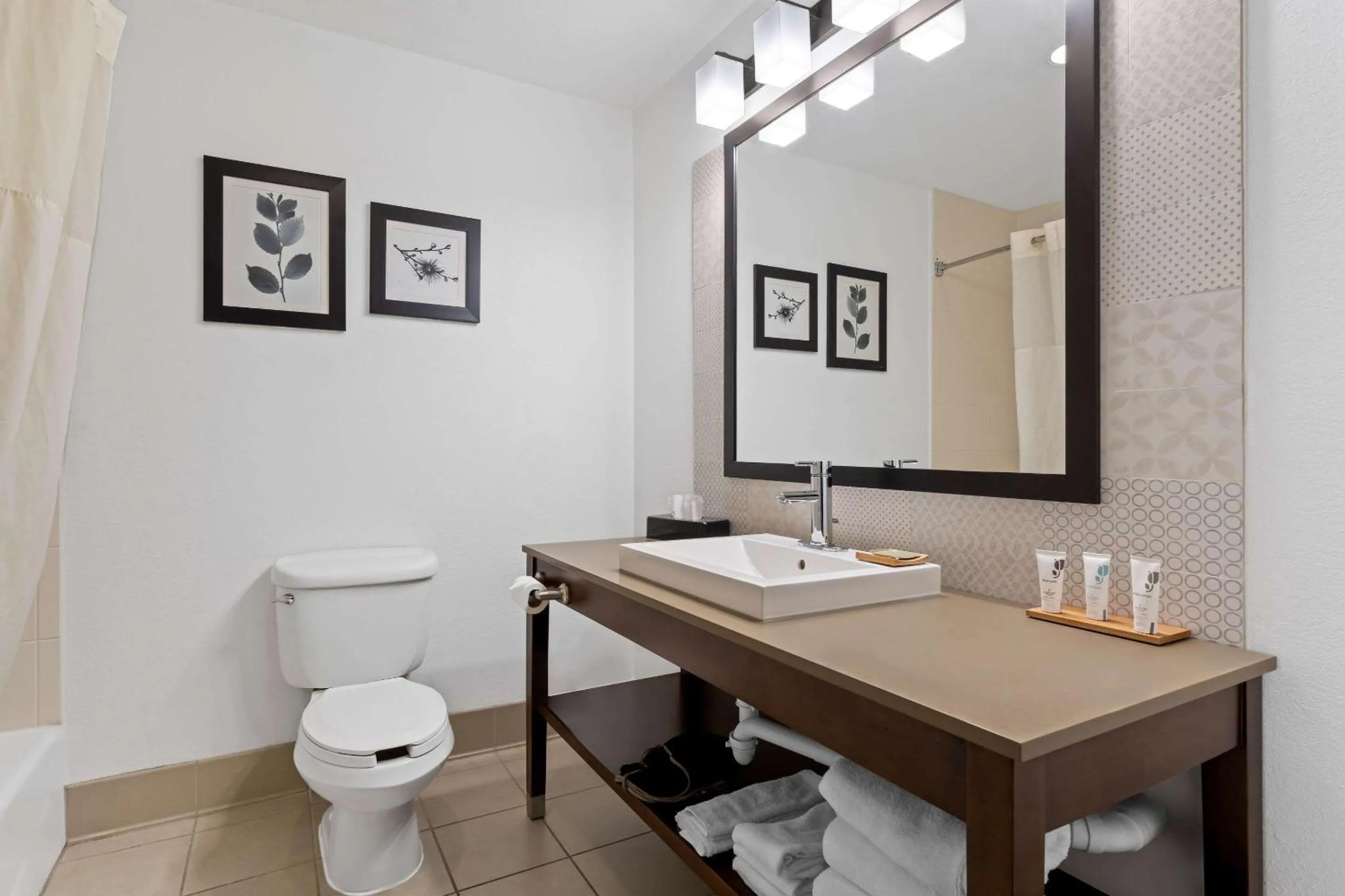 Bedroom in Country Inn & Suites by Radisson, Macon North, GA