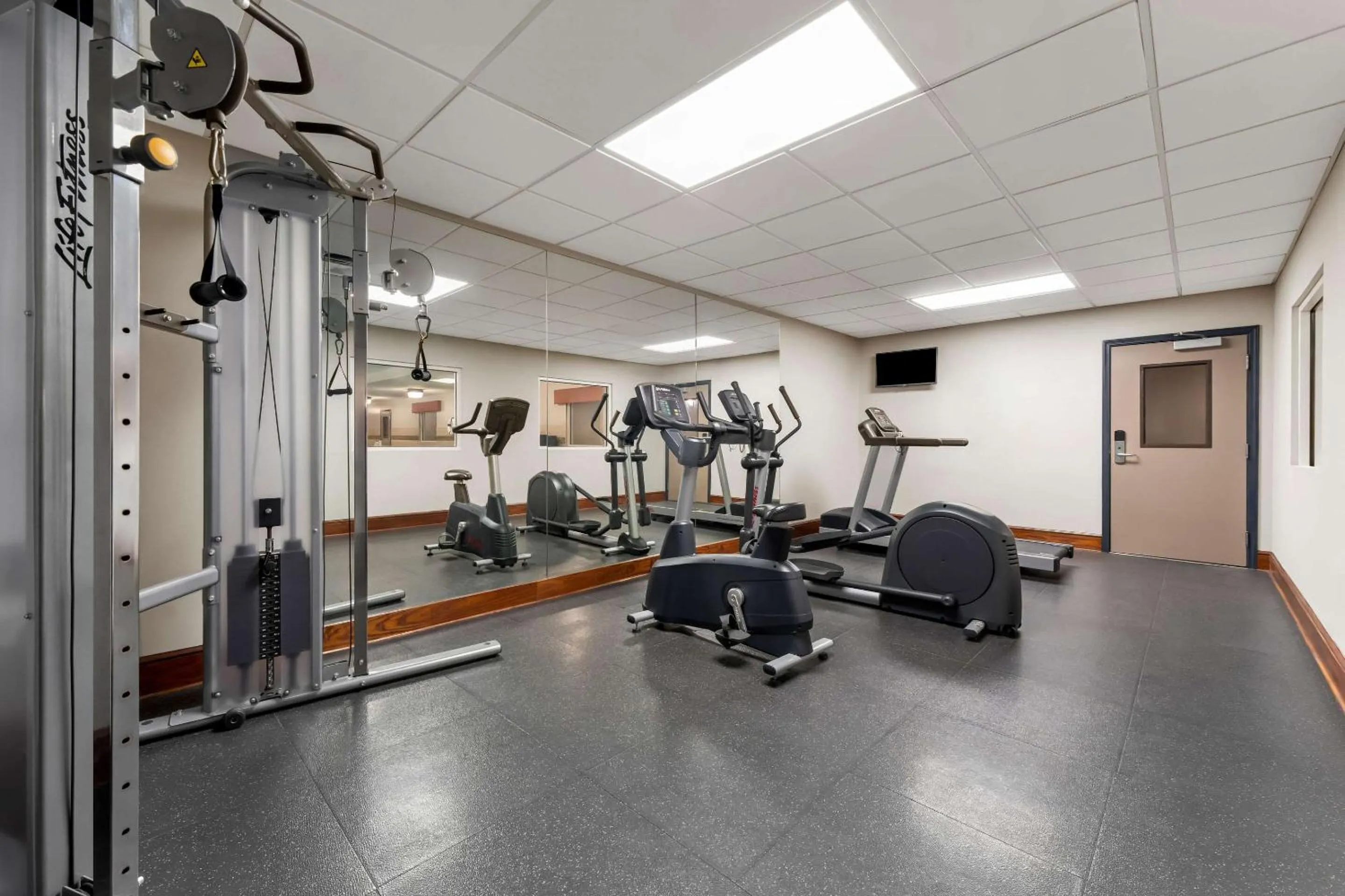 Fitness centre/facilities in Country Inn & Suites by Radisson, Macon North, GA