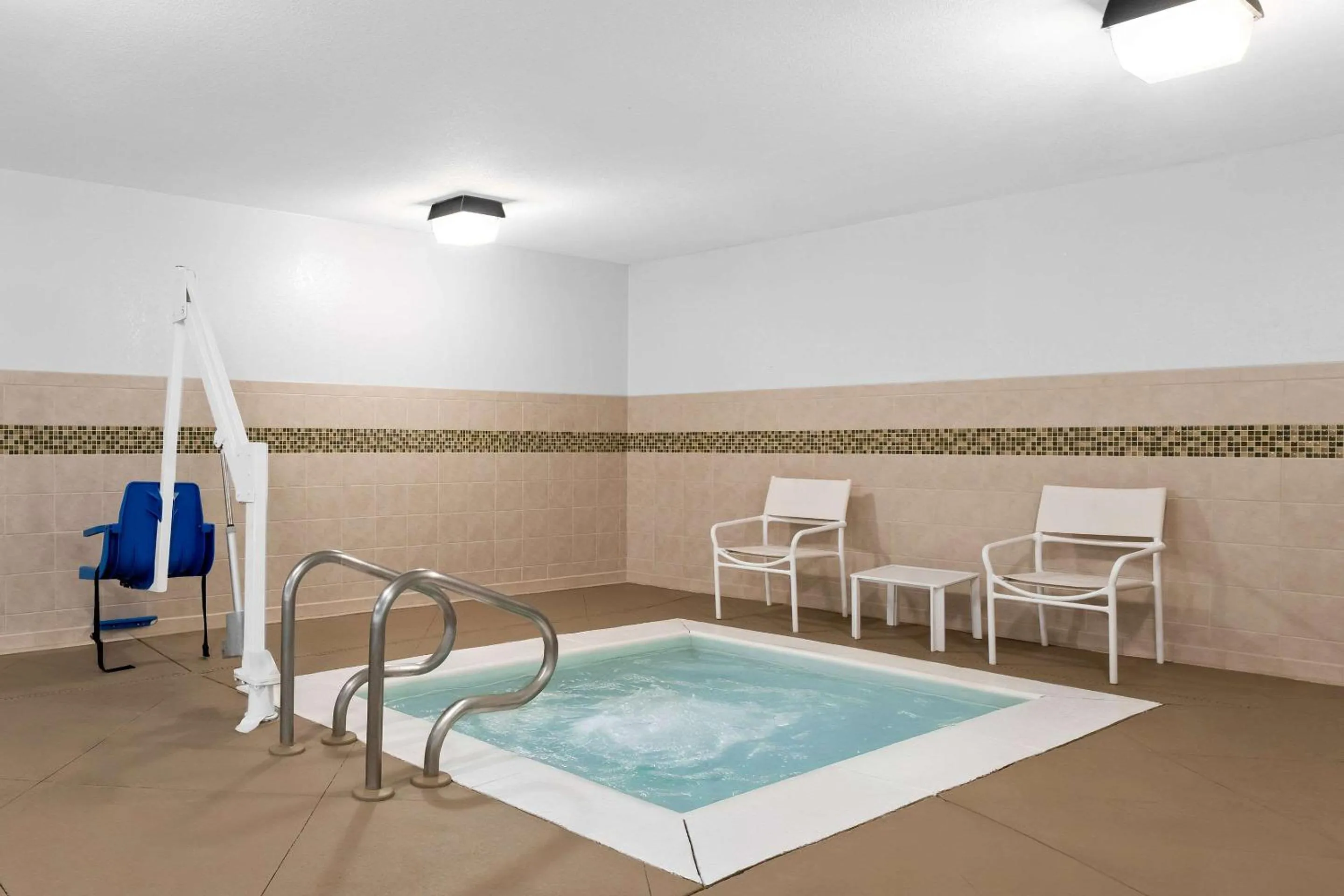 Swimming pool in Country Inn & Suites by Radisson, Macon North, GA