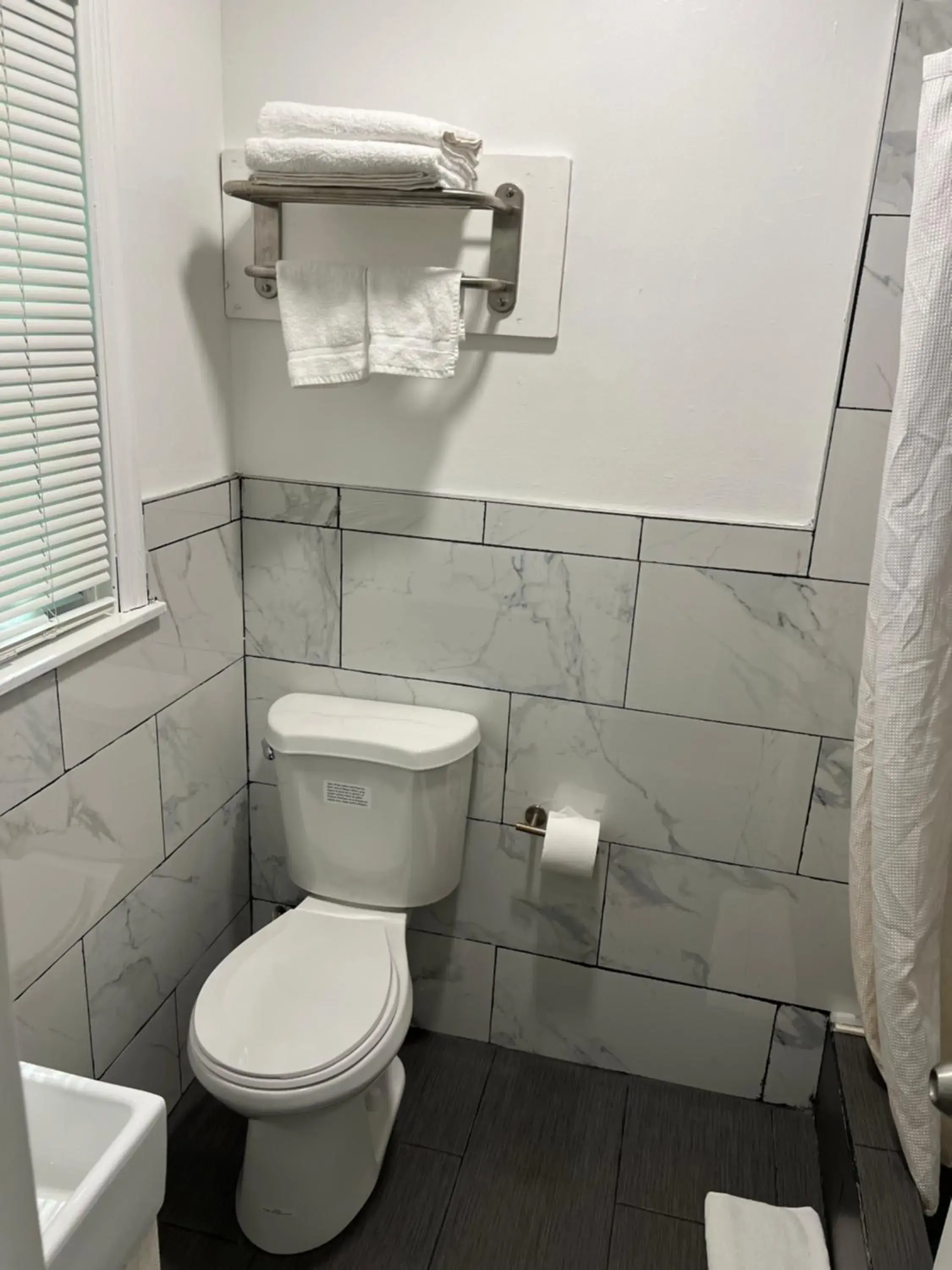 Double Room with One Queen Bed in Cadet Motel Double Room with One Queen Bed in Cadet Motel
