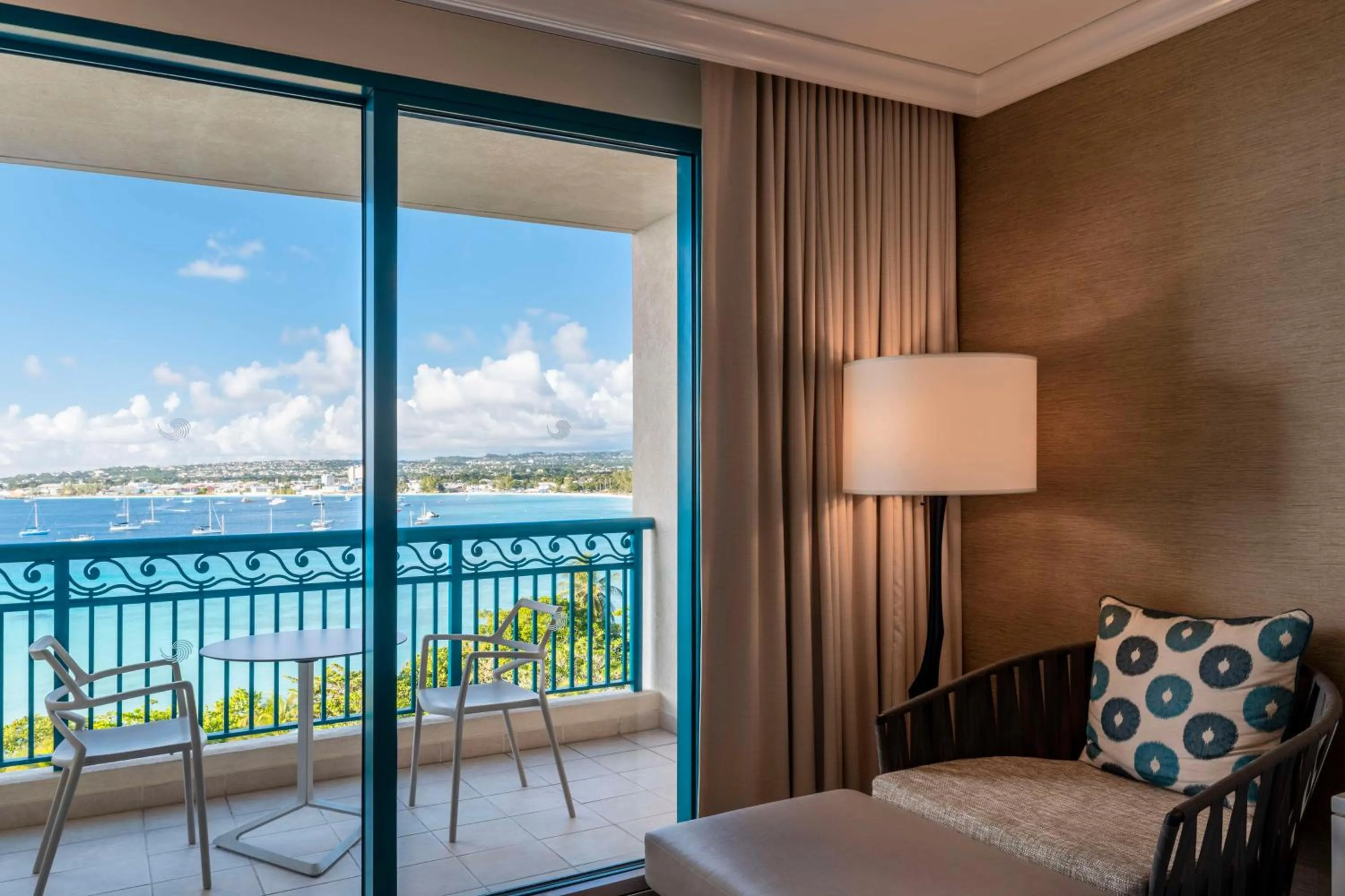 Living room, Bed in Hilton Barbados Resort