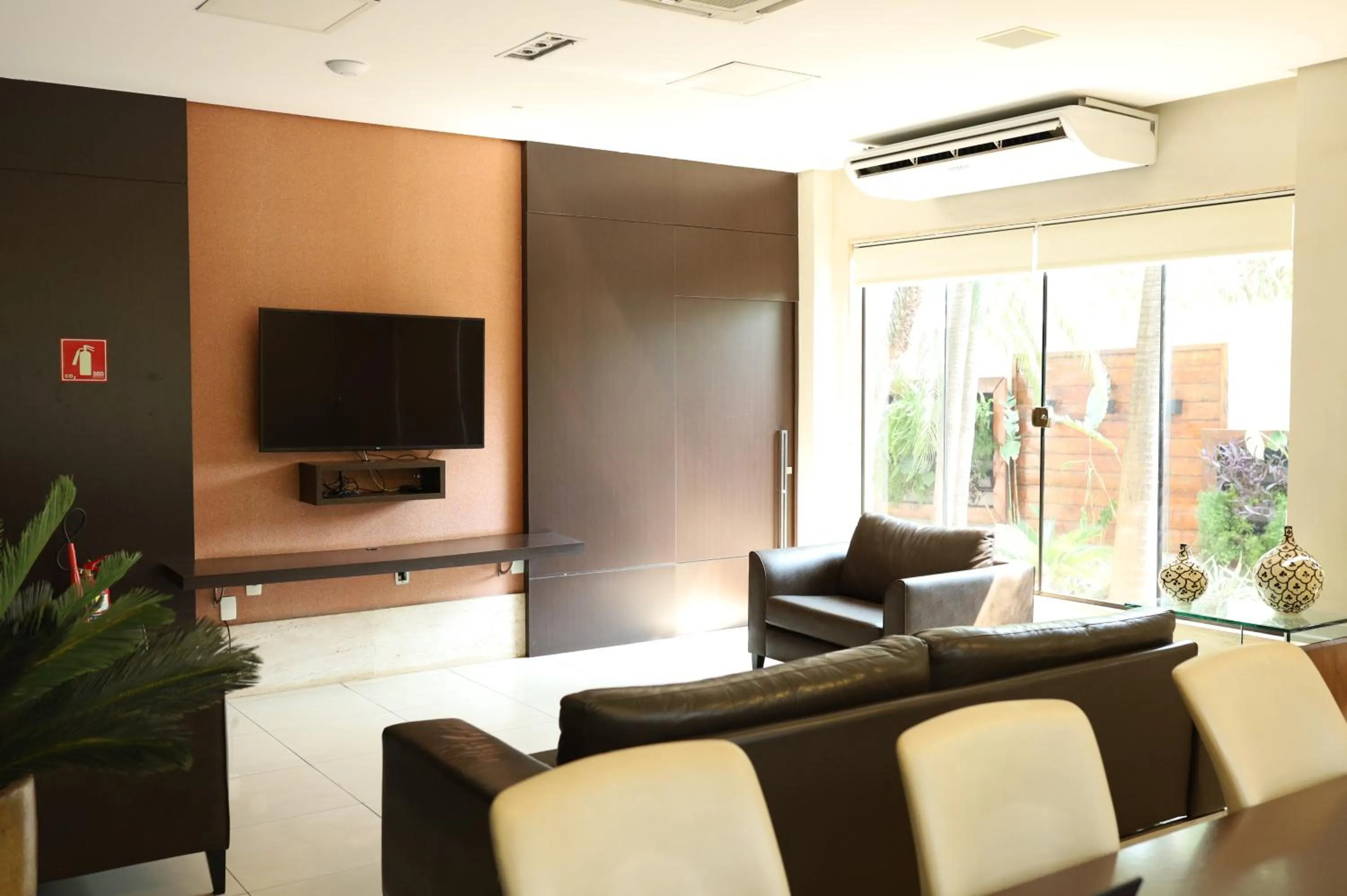Communal lounge/ TV room in Indaiá Park Hotel