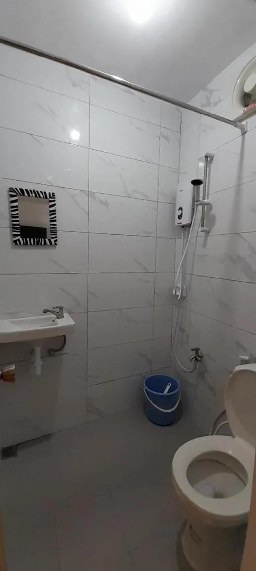 Toilet in Reynaldo's Upstairs