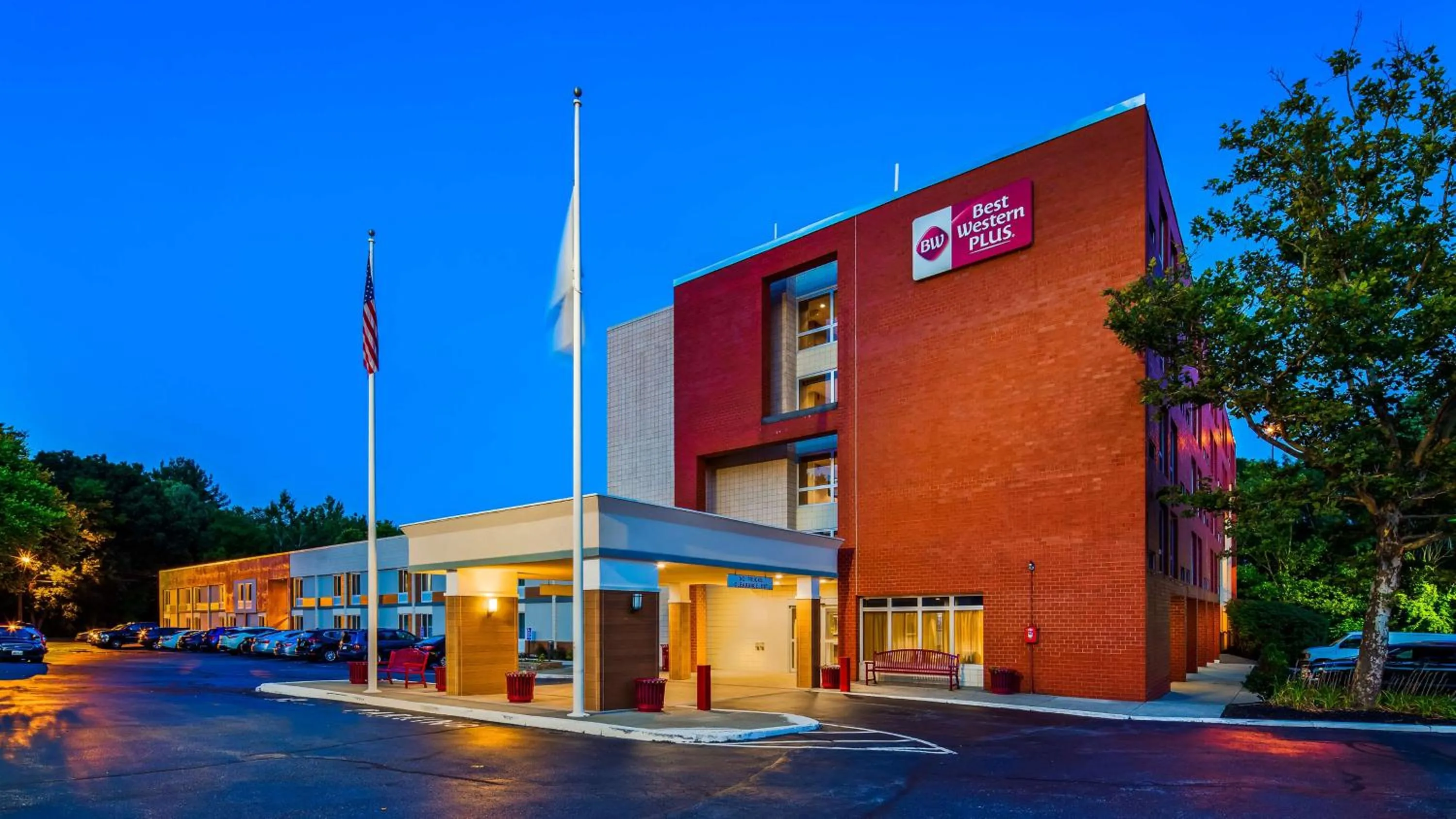 Property building in Best Western Plus Chelmsford Inn