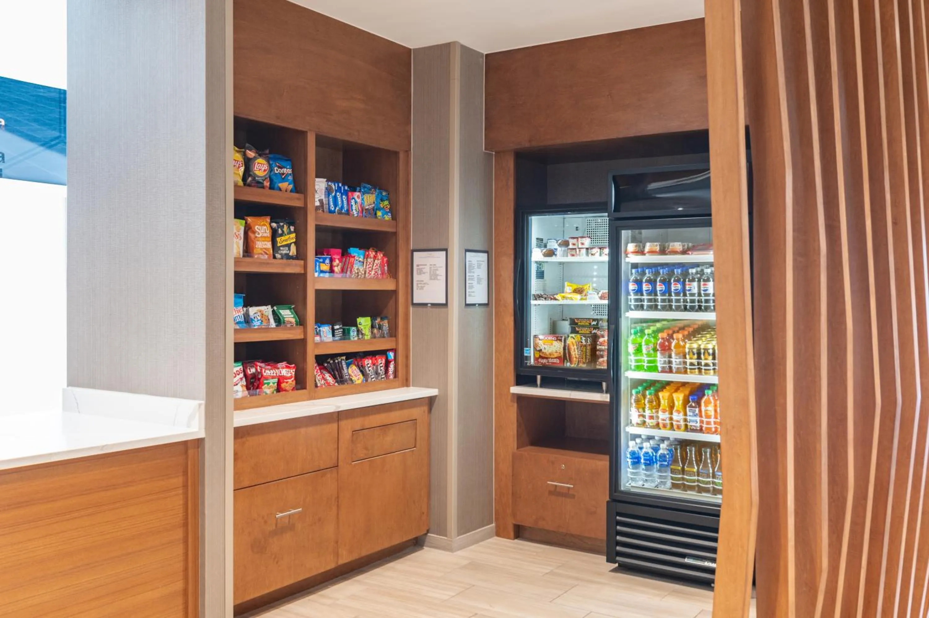 Restaurant/places to eat in SpringHill Suites by Marriott Freeport Brunswick