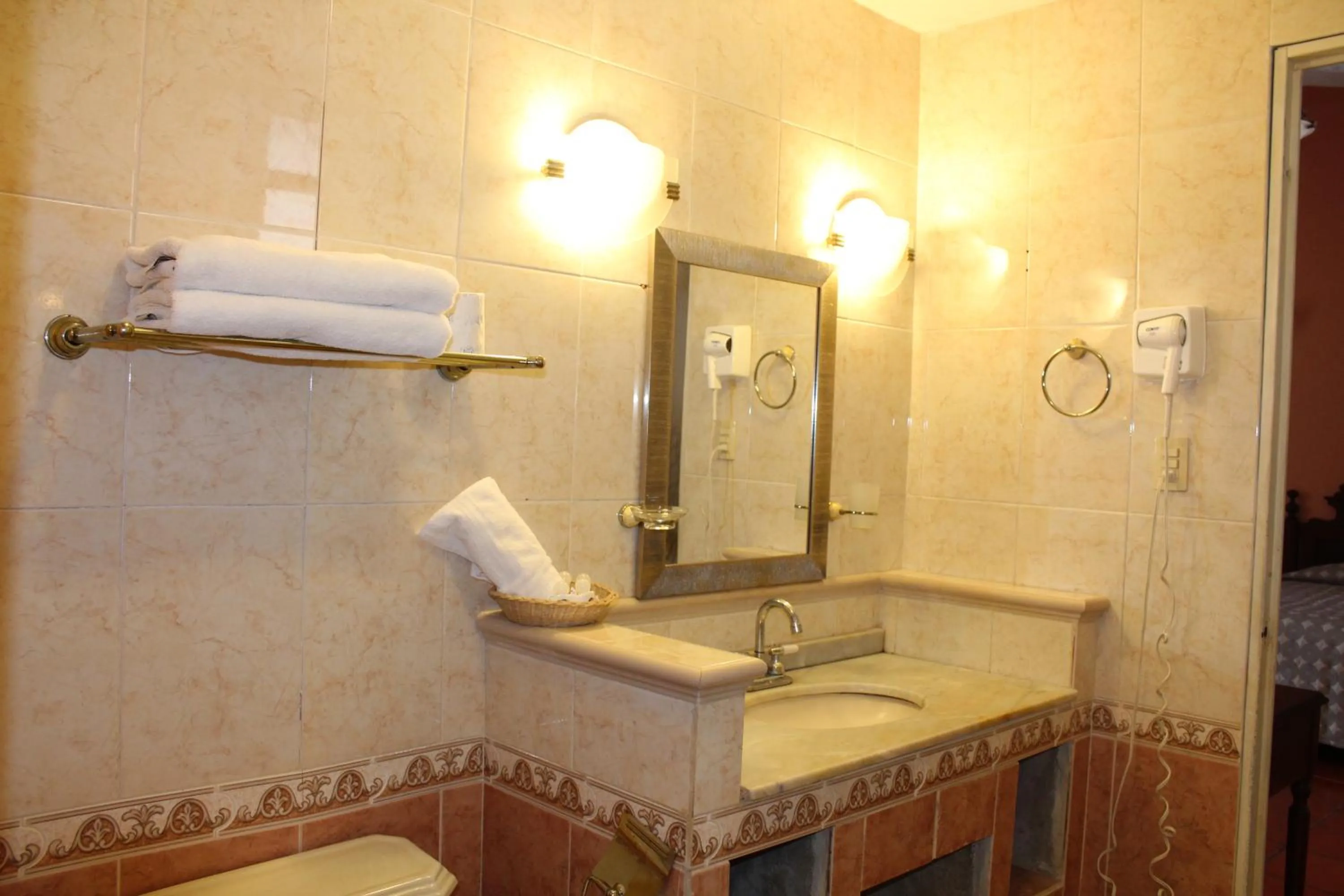 Toilet in Hotel Posada Doña Lala