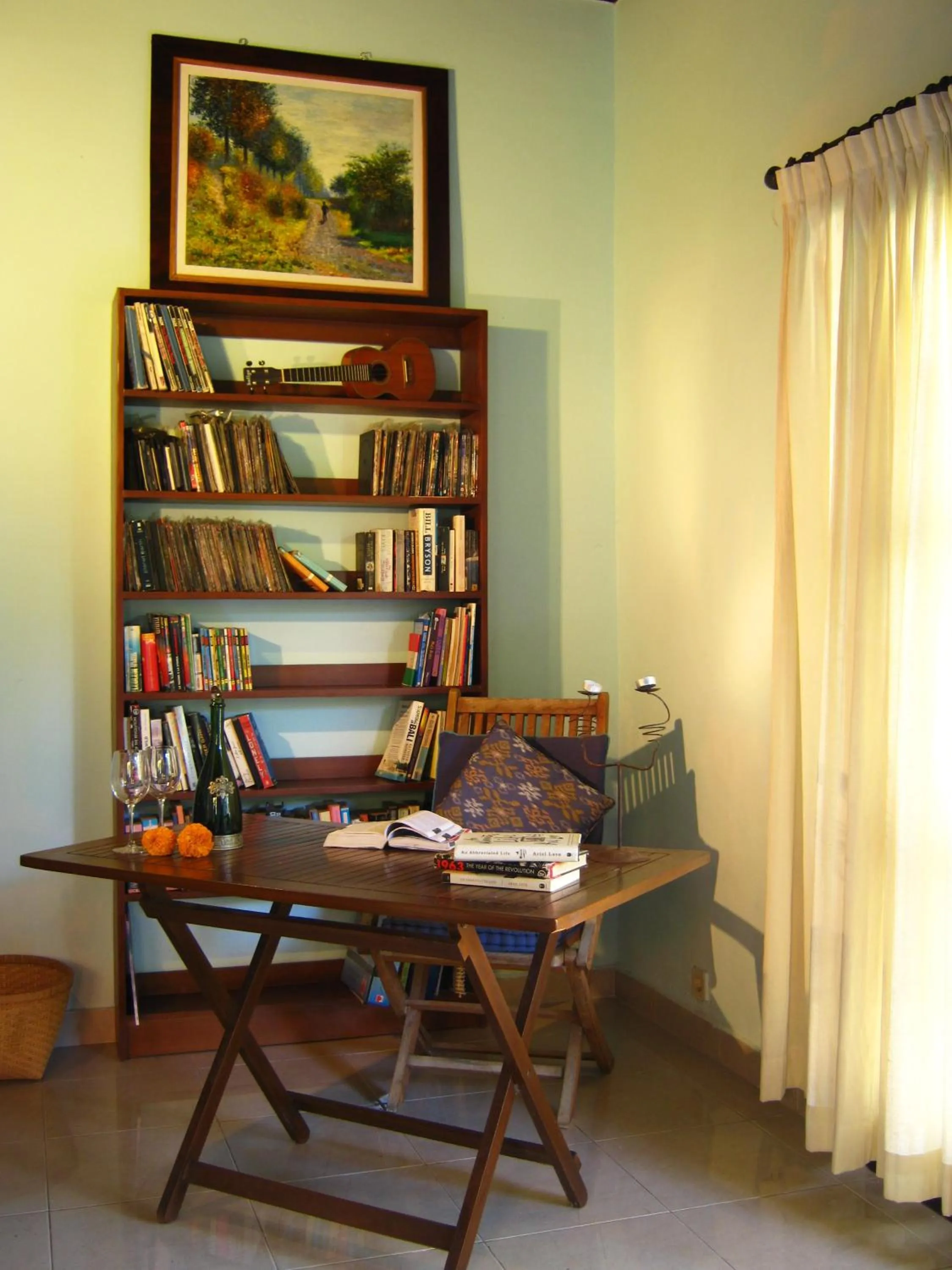Library in Villa Shantitara Bungalows