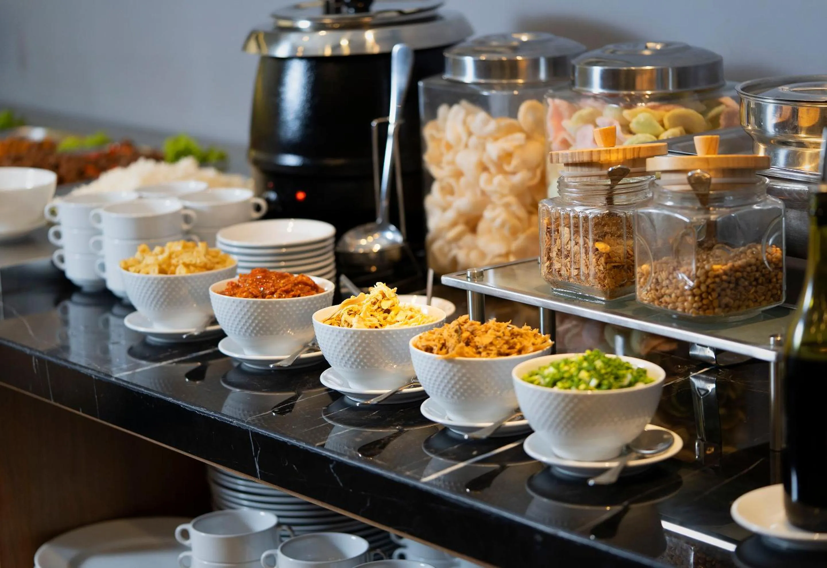 Restaurant/places to eat in BATIQA Hotel Darmo - Surabaya