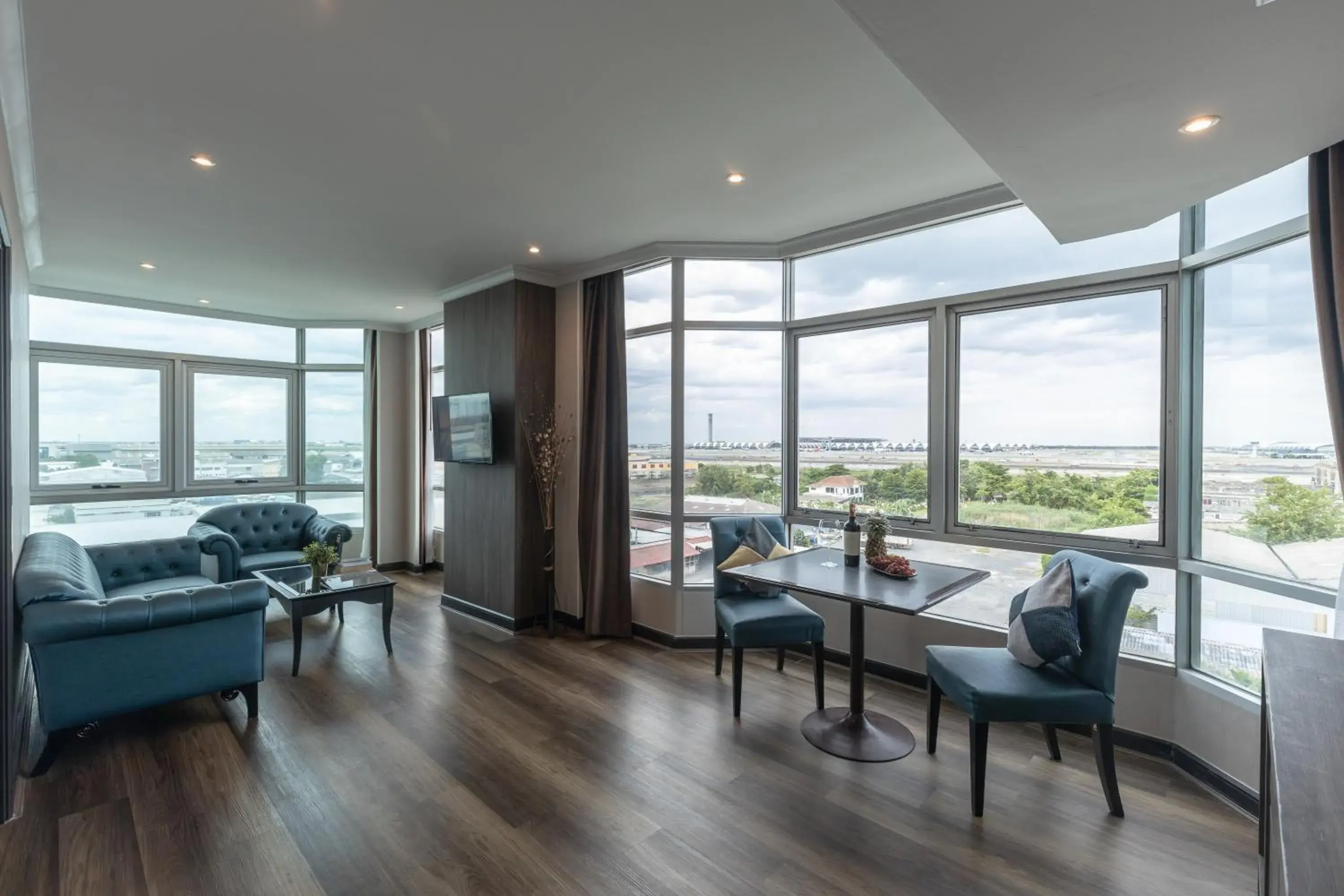 Executive Suite with Airport View in Siam Mandarina Hotel - Free BKK Airport Shuttle Executive Suite with Airport View in Siam Mandarina Hotel - Free BKK Airport Shuttle