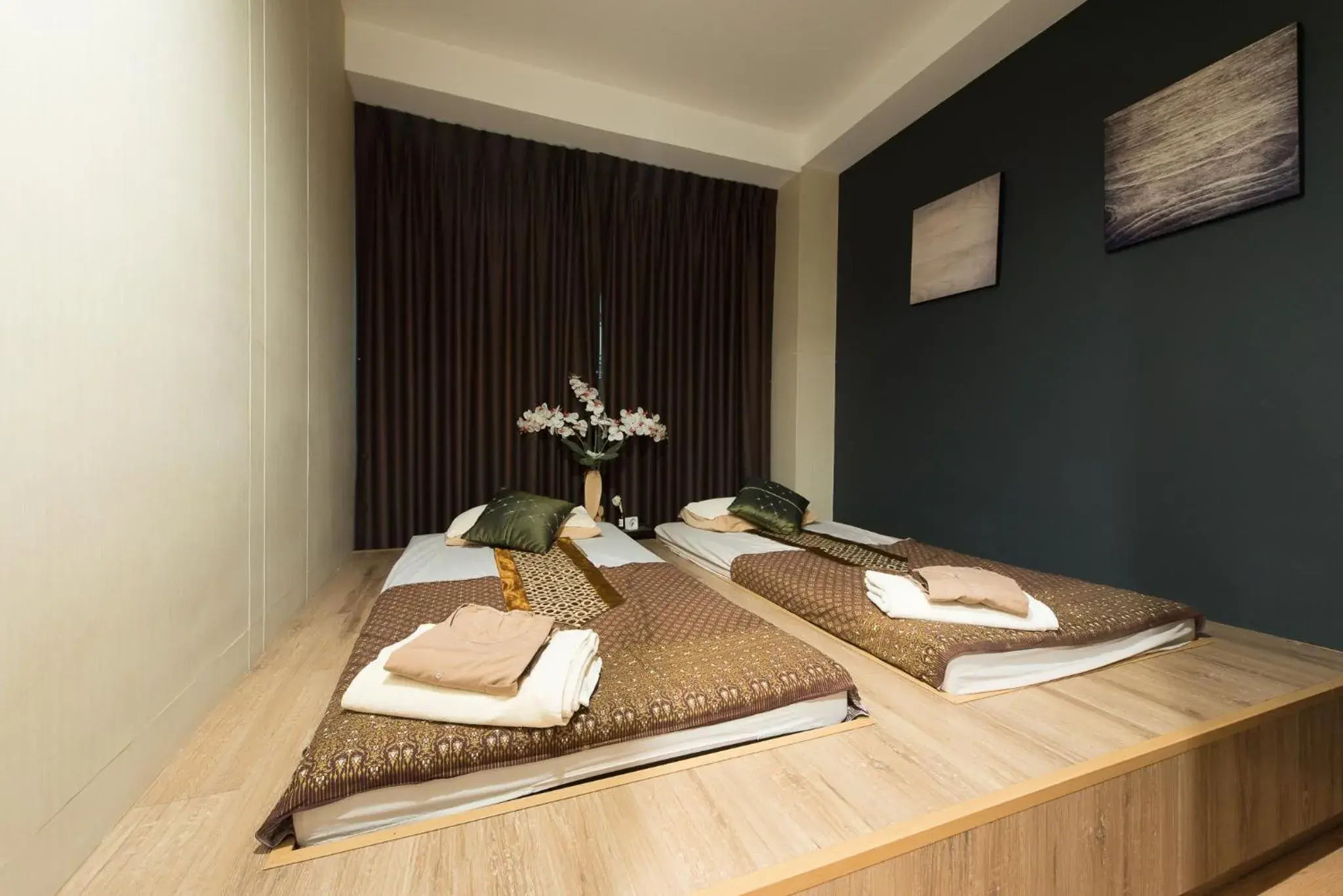 Massage, Bed in Siam Mandarina Hotel - Free BKK Airport Shuttle Massage, Bed in Siam Mandarina Hotel - Free BKK Airport Shuttle