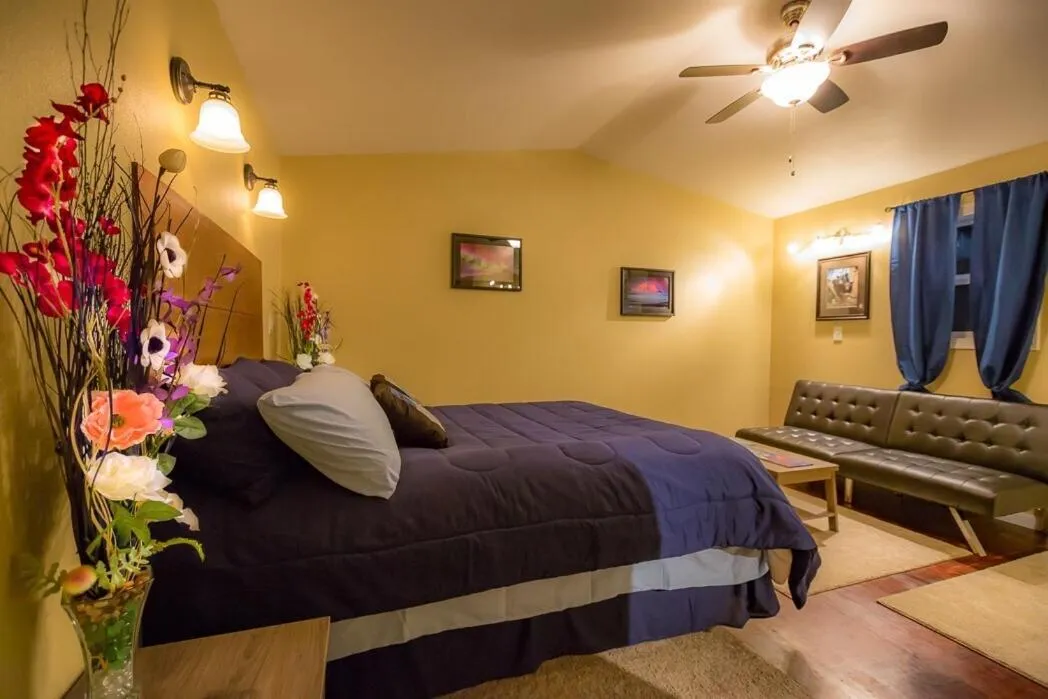 Bedroom, Bed in talkeetna villas and tours