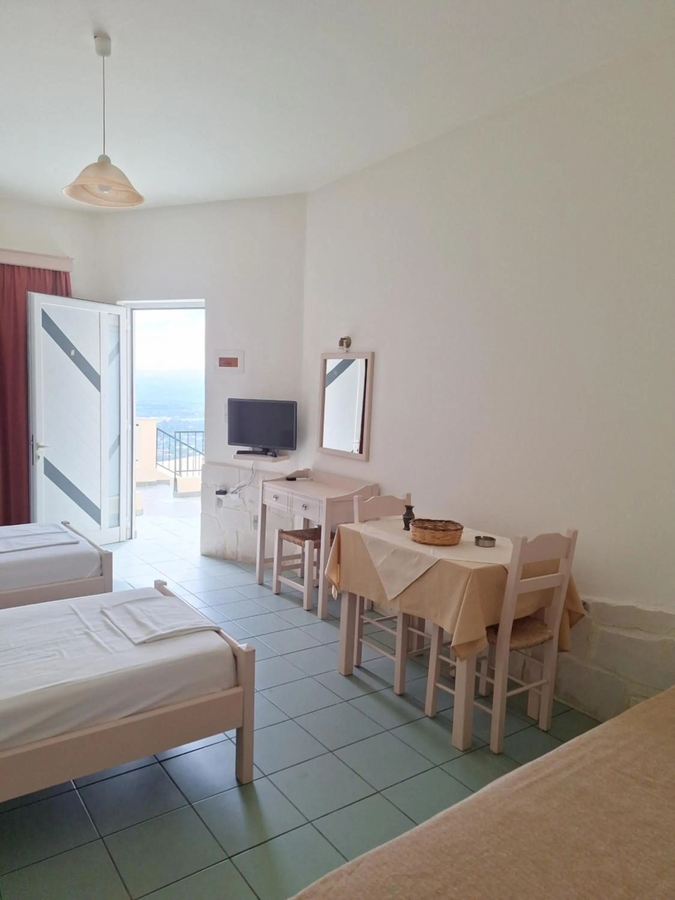 Photo of the whole room, Bed in Irida