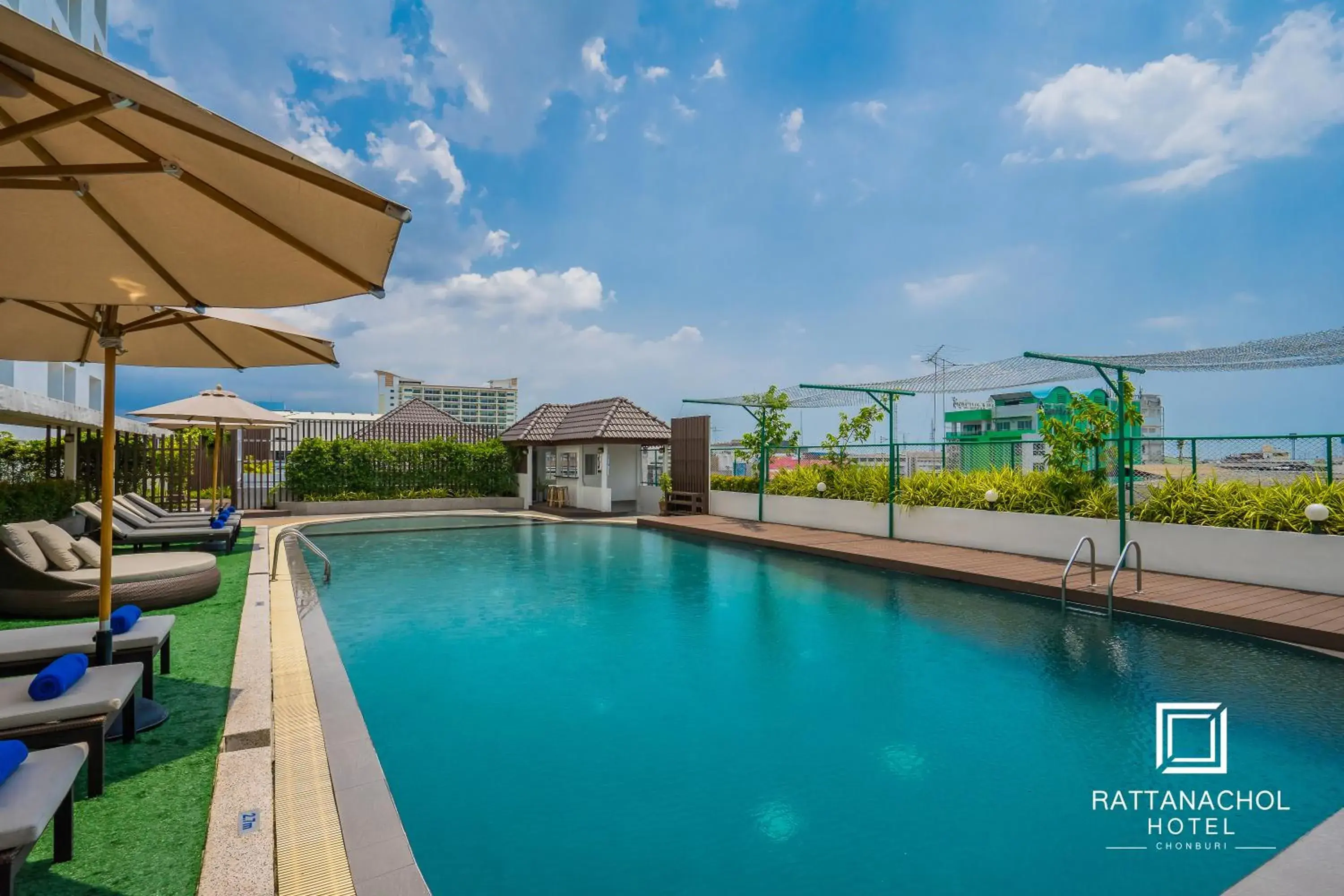Pool view in Rattanachol Hotel Pool view in Rattanachol Hotel