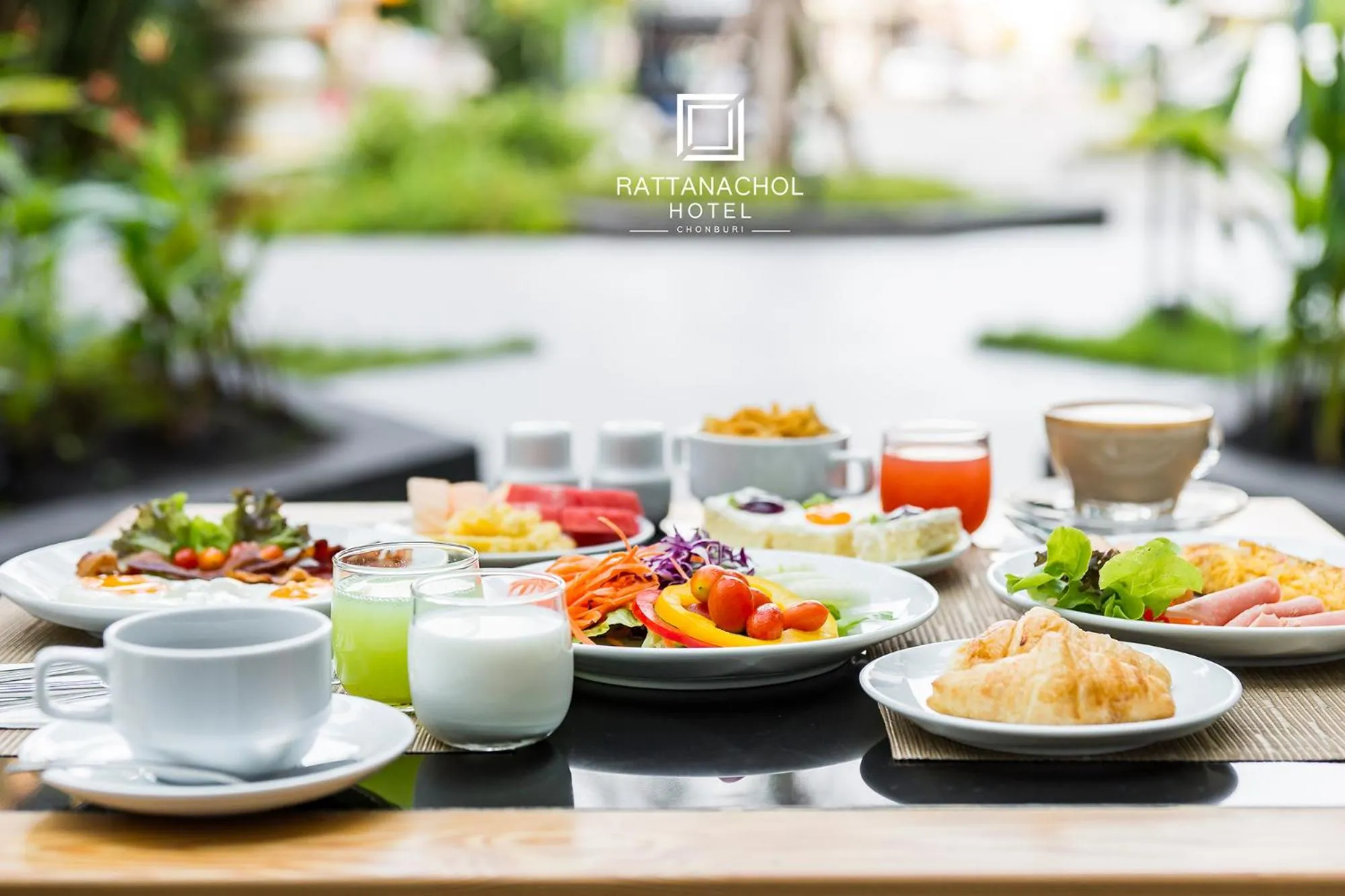 Food and drinks in Rattanachol Hotel