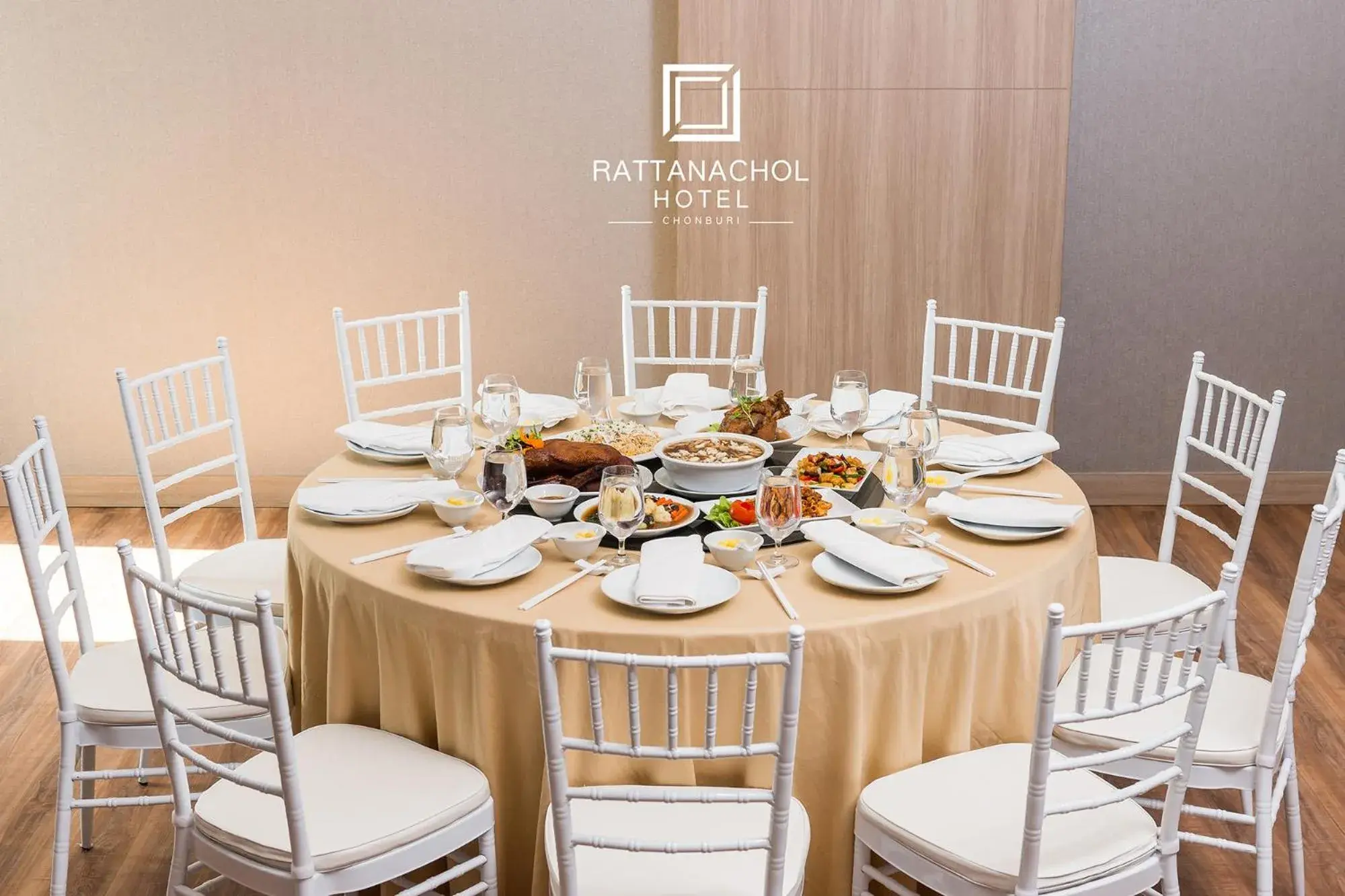 Restaurant/places to eat in Rattanachol Hotel Restaurant/places to eat in Rattanachol Hotel