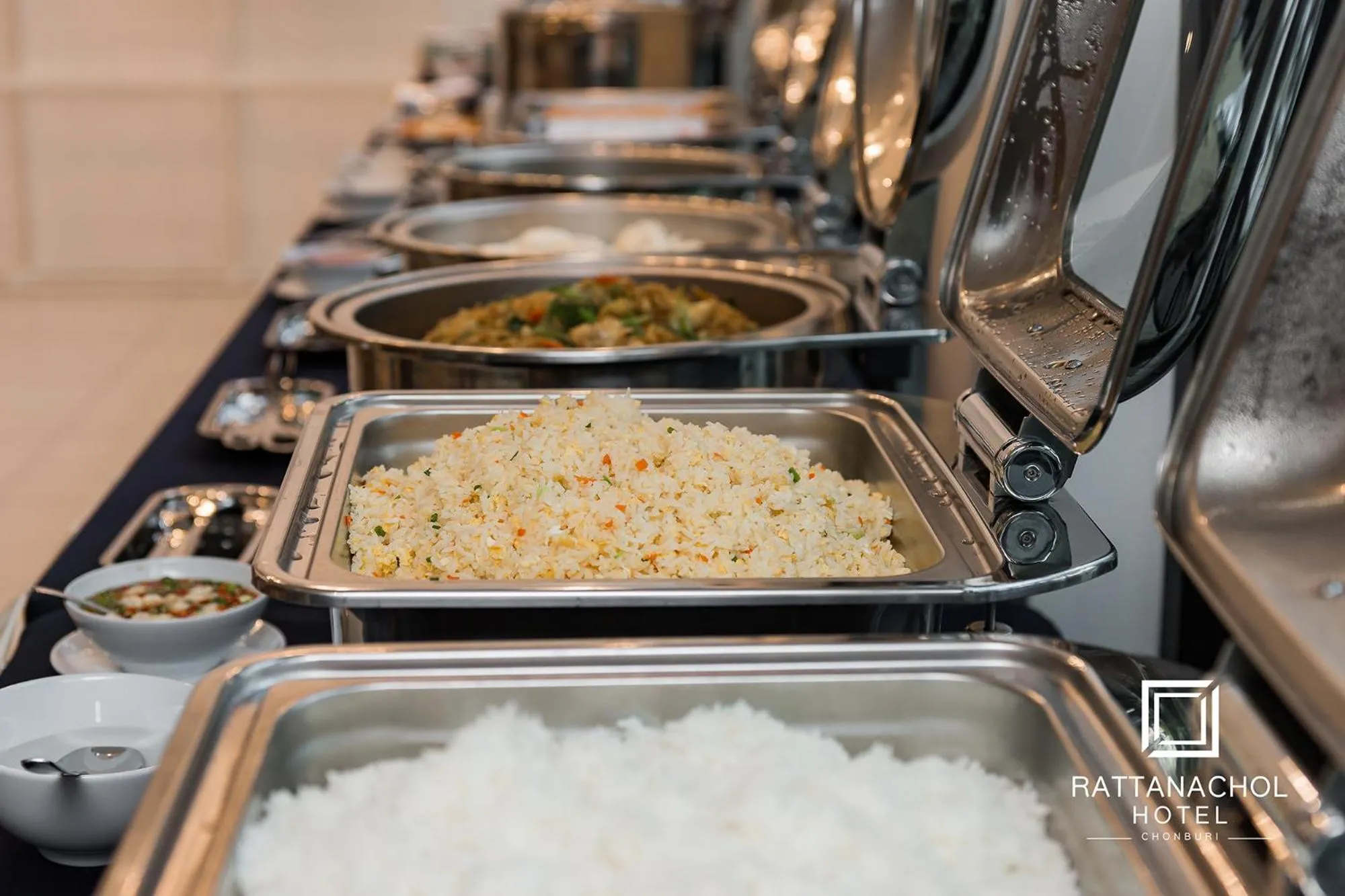 Food and drinks in Rattanachol Hotel