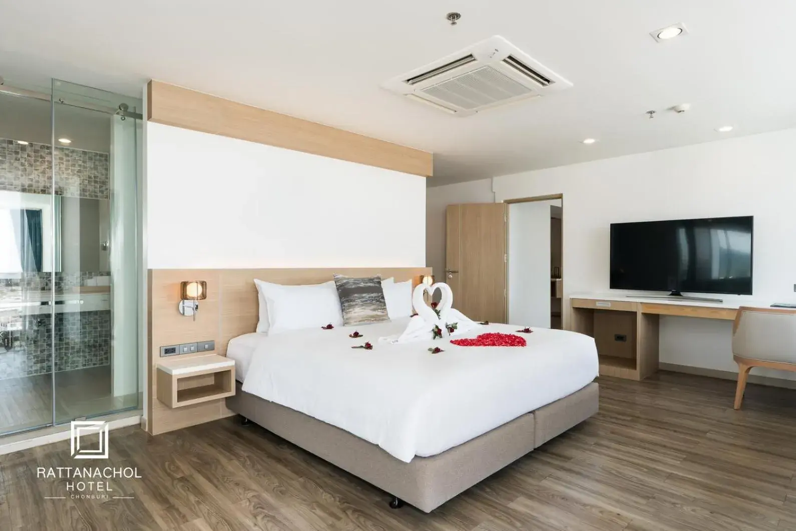 Photo of the whole room, Bed in Rattanachol Hotel Photo of the whole room, Bed in Rattanachol Hotel