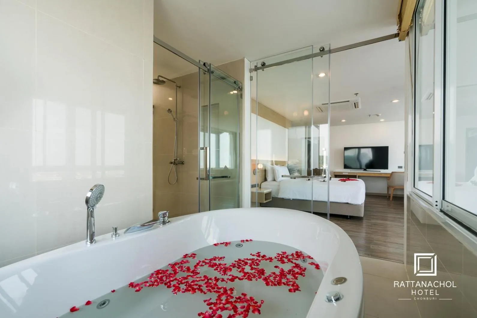 Hot Tub, Bed in Rattanachol Hotel