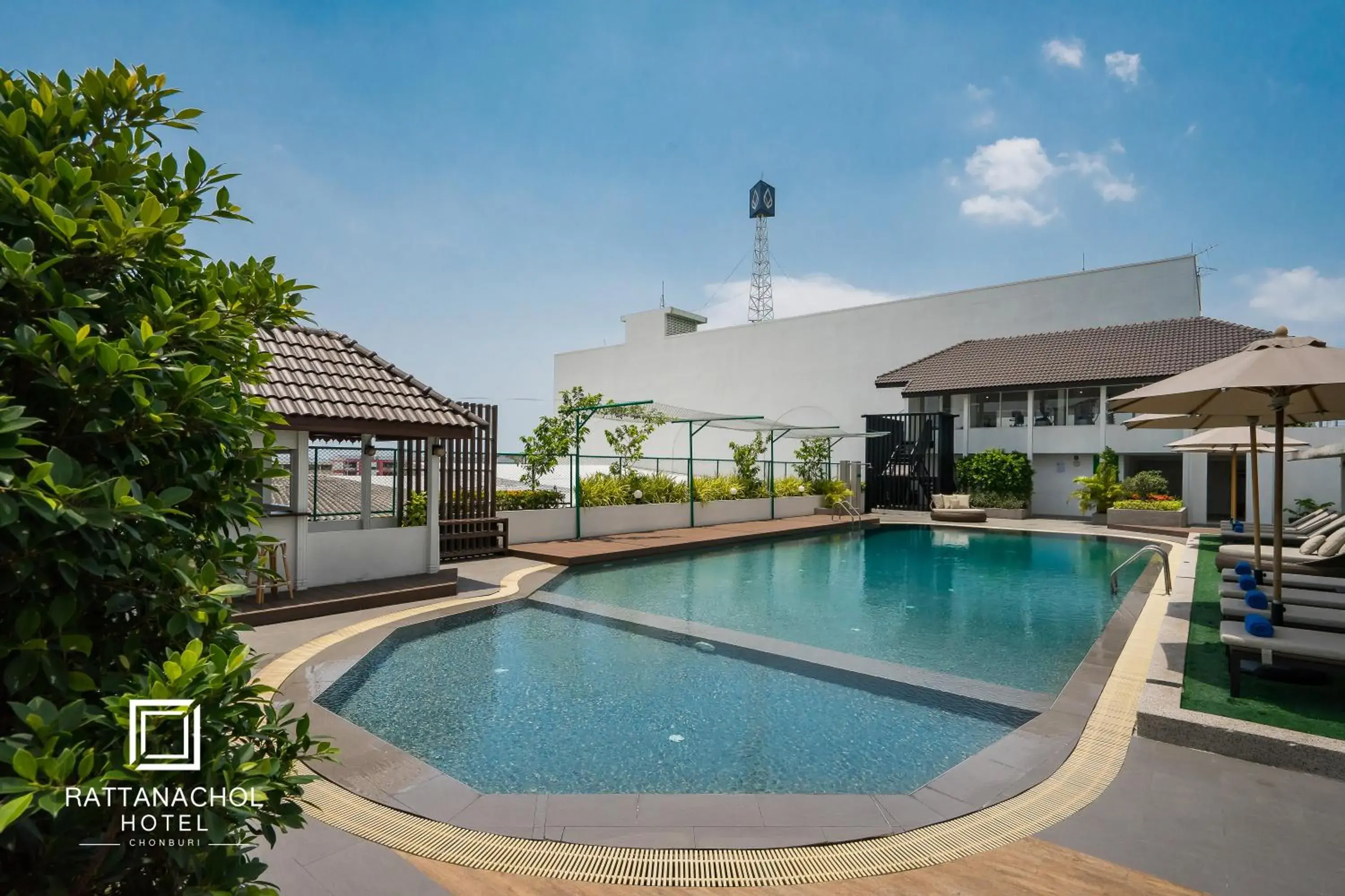 Swimming pool in Rattanachol Hotel Swimming pool in Rattanachol Hotel