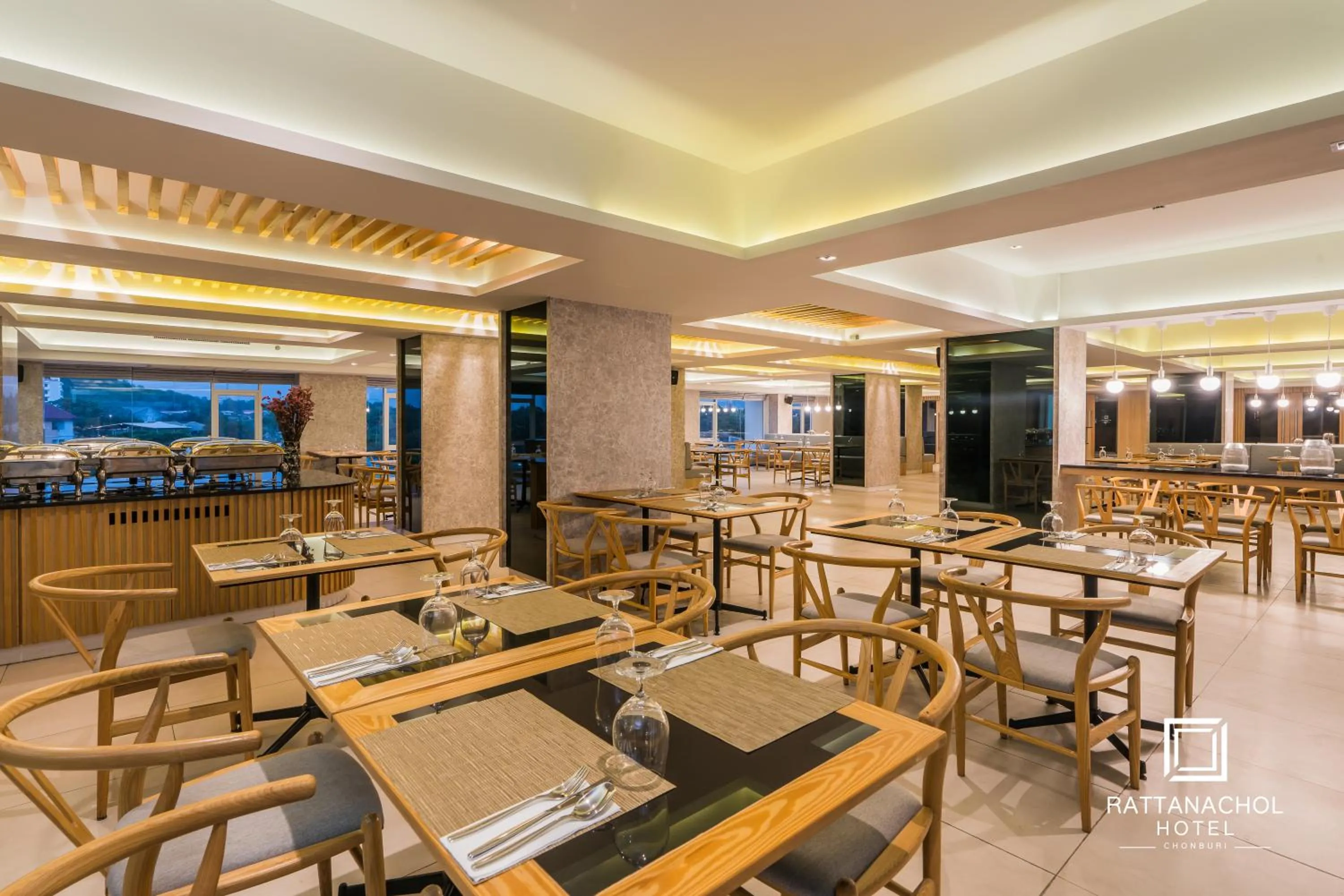 Restaurant/places to eat in Rattanachol Hotel
