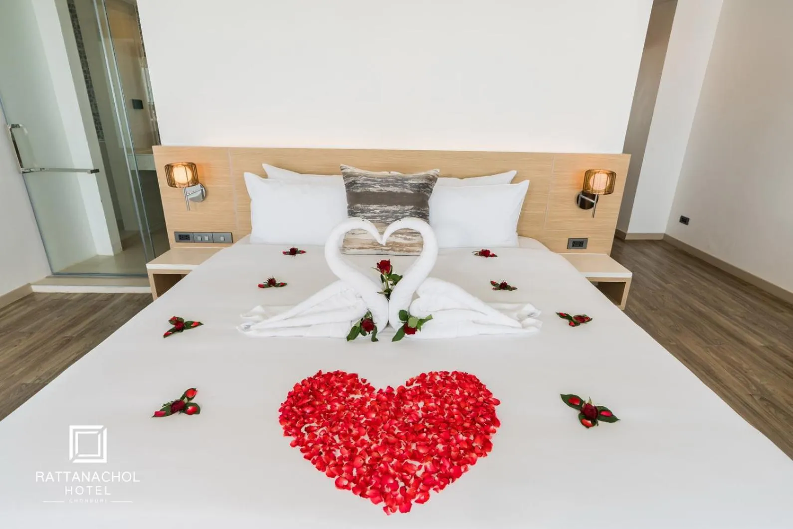 Bed in Rattanachol Hotel