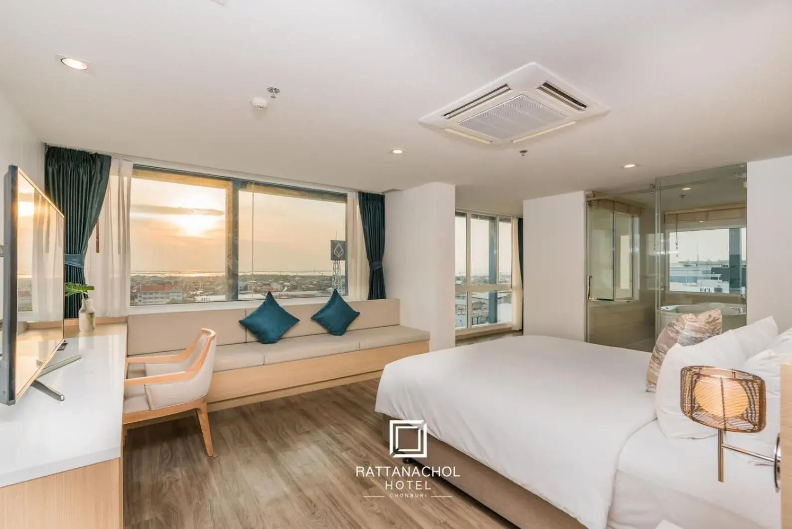 Photo of the whole room, Bed in Rattanachol Hotel Photo of the whole room, Bed in Rattanachol Hotel