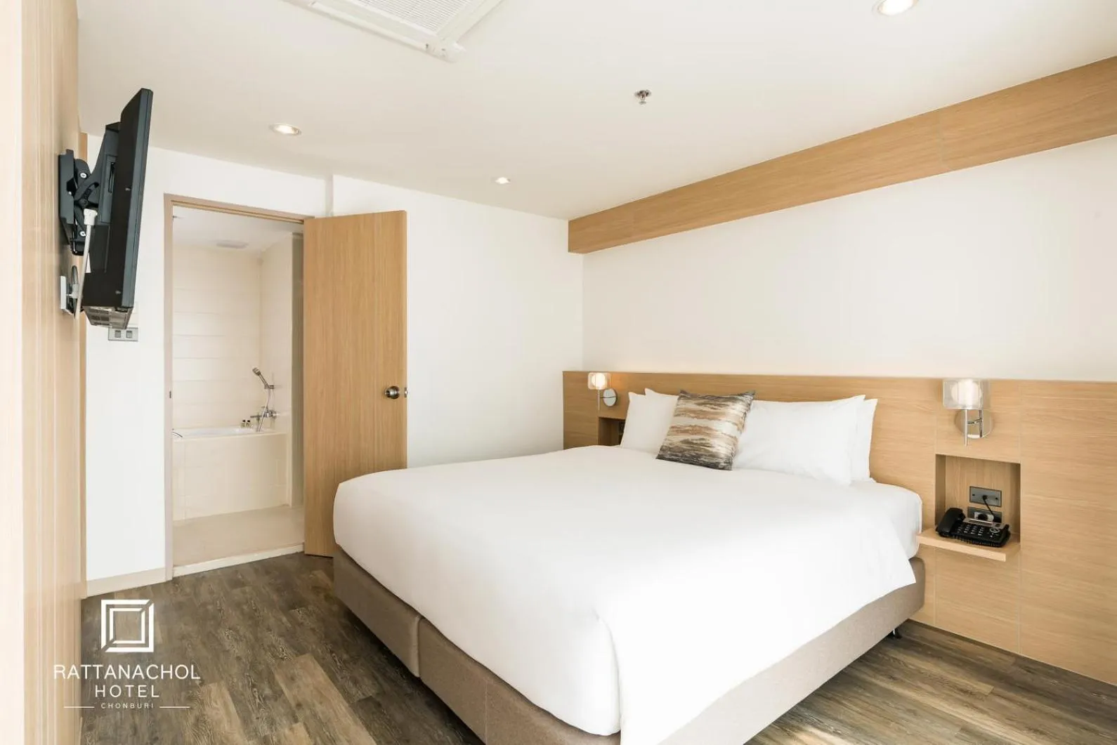 Bed in Rattanachol Hotel