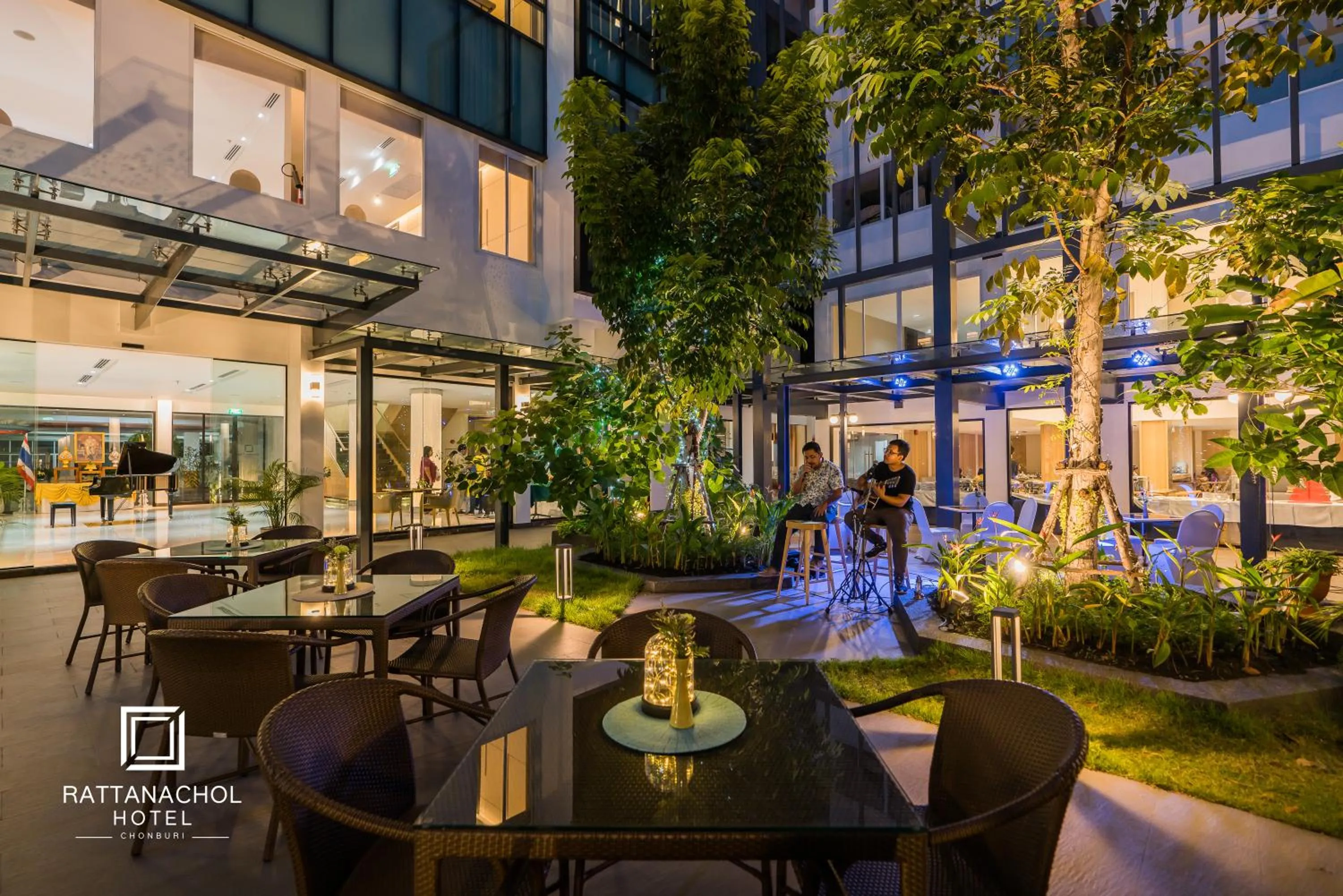 Restaurant/places to eat in Rattanachol Hotel