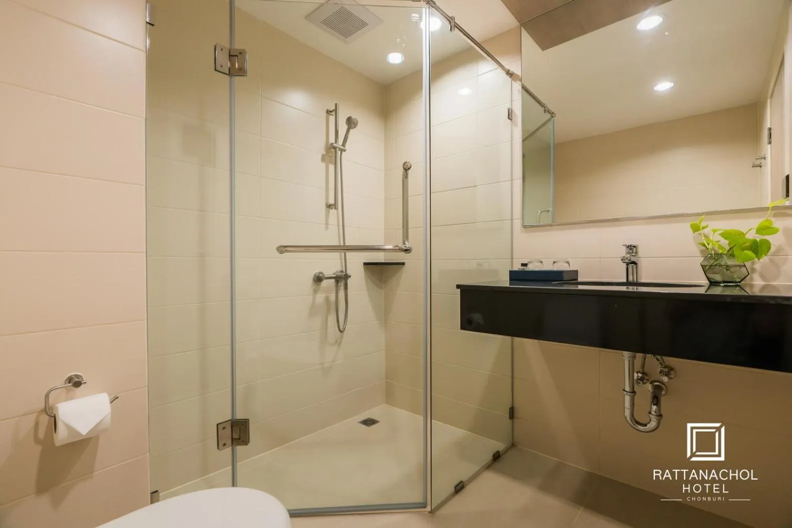 Shower in Rattanachol Hotel