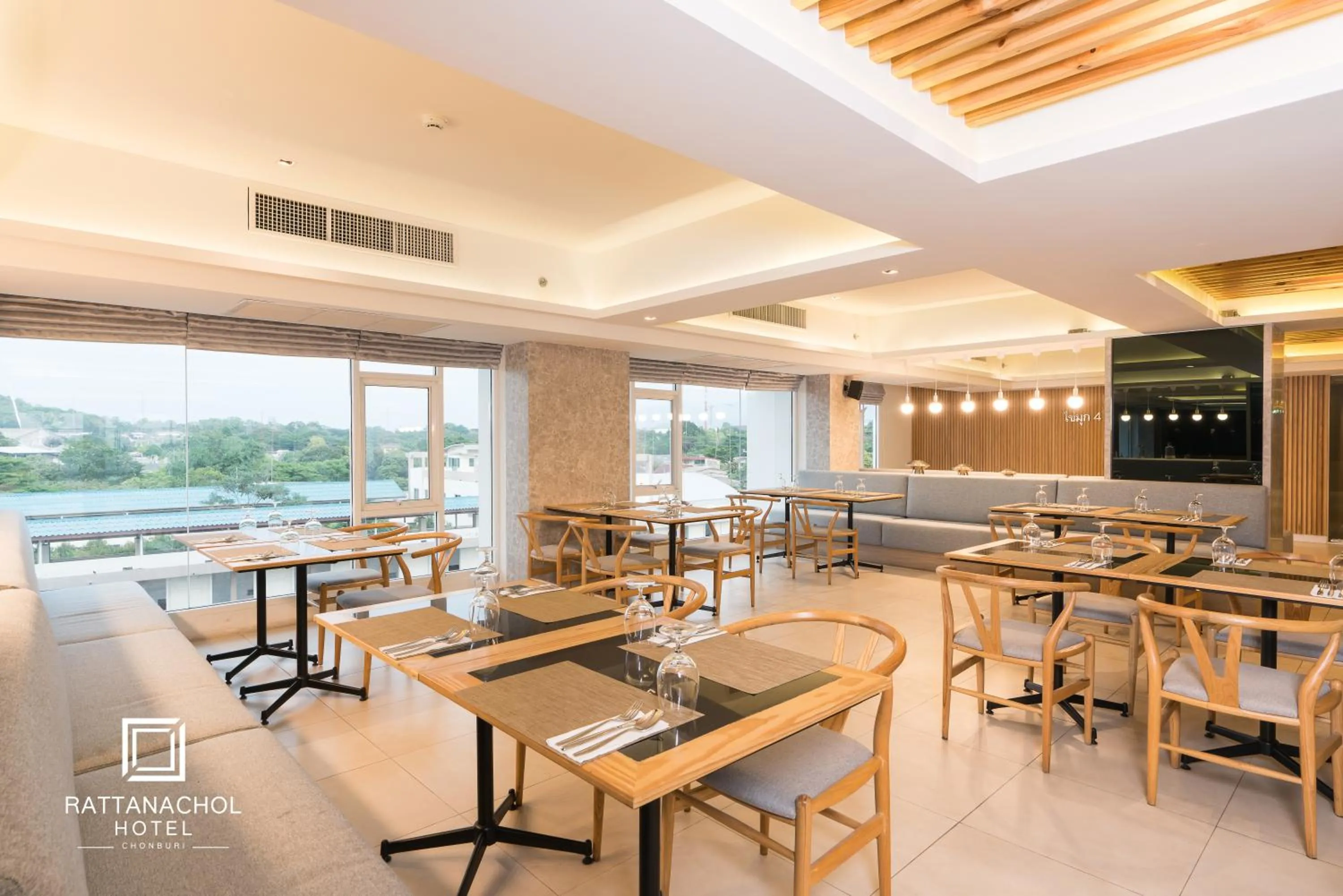 Restaurant/places to eat in Rattanachol Hotel