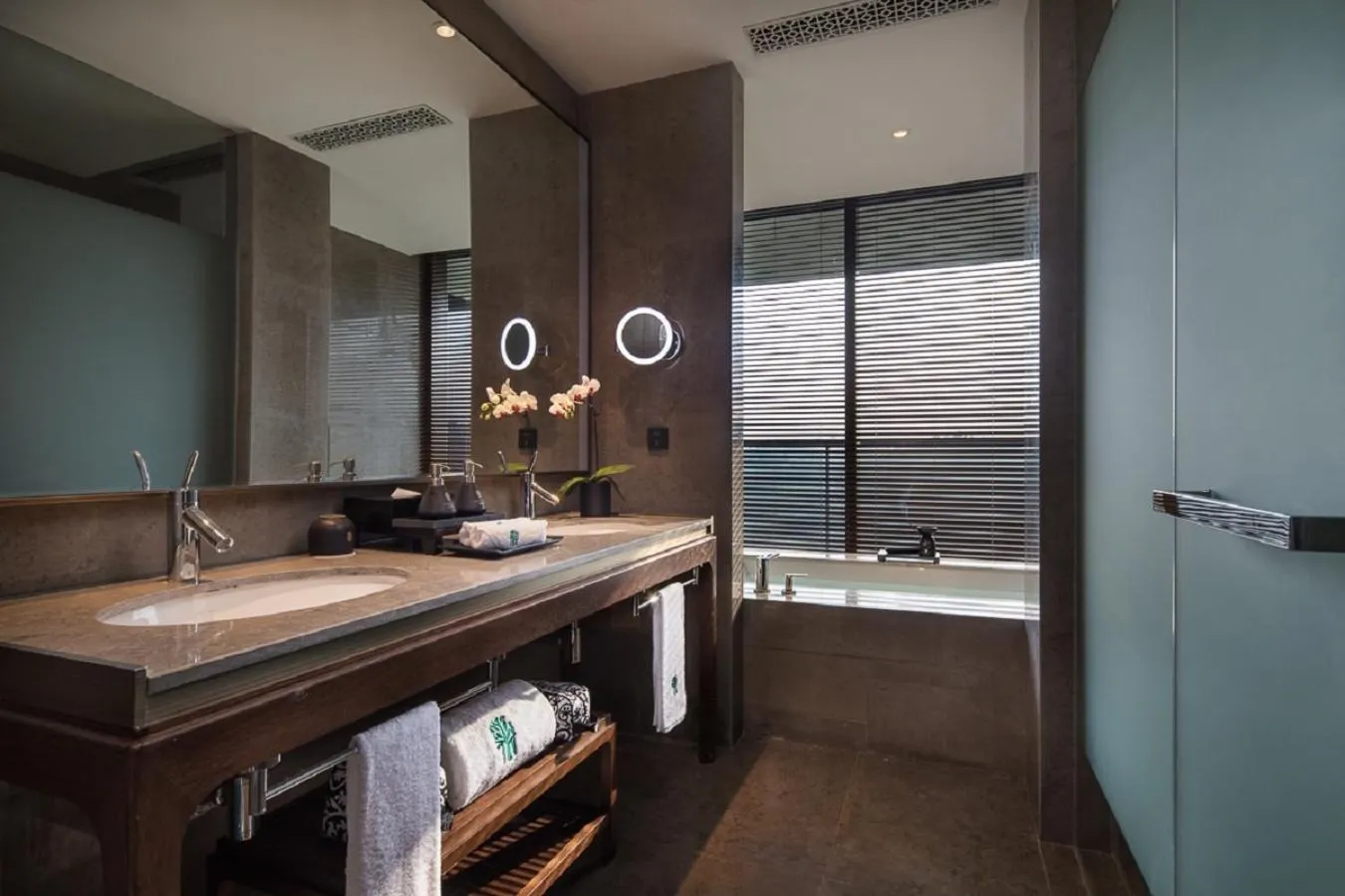 Shower in Banyan Tree Anji