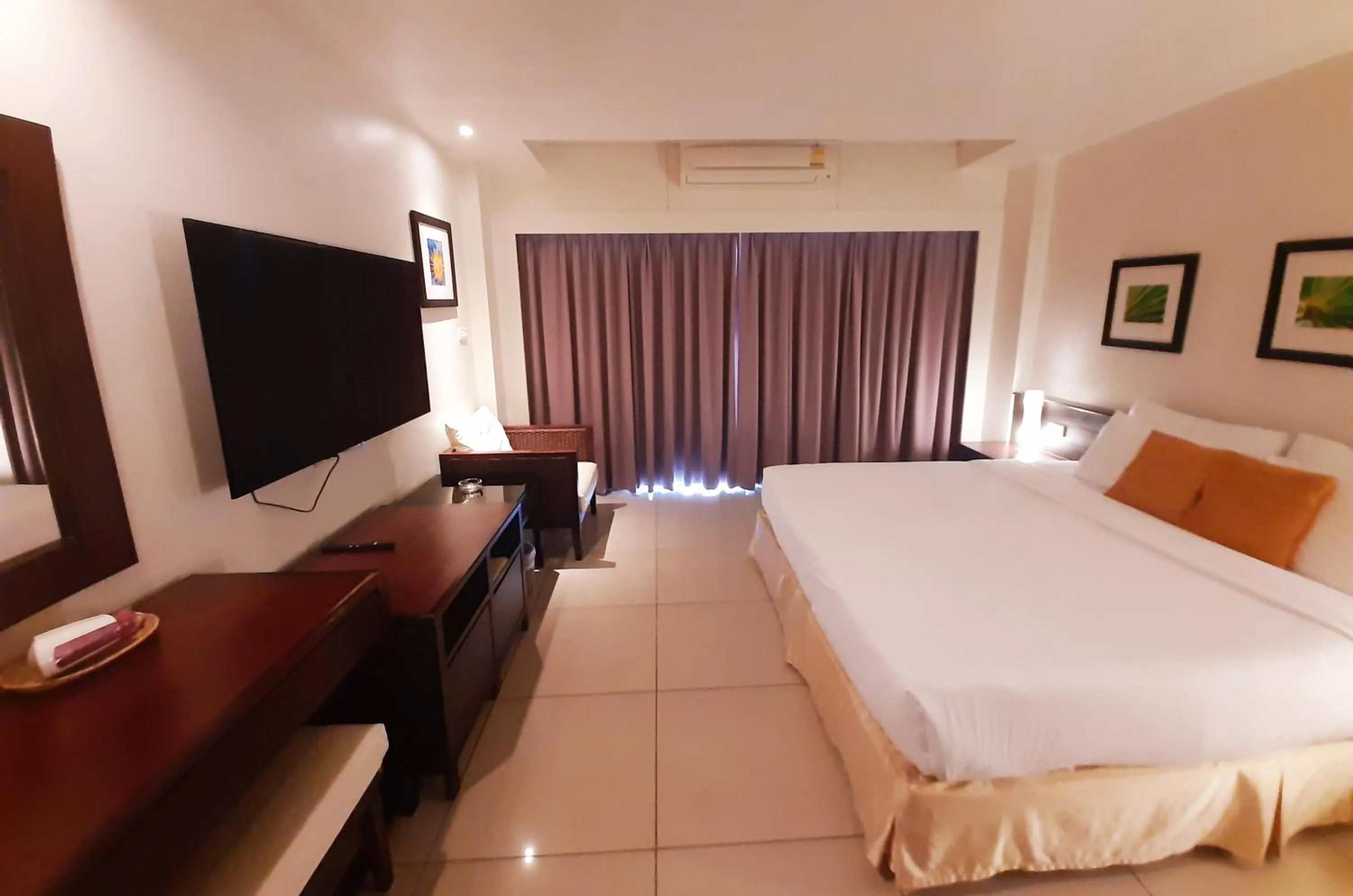 Bedroom, Bed in Grand Hotel