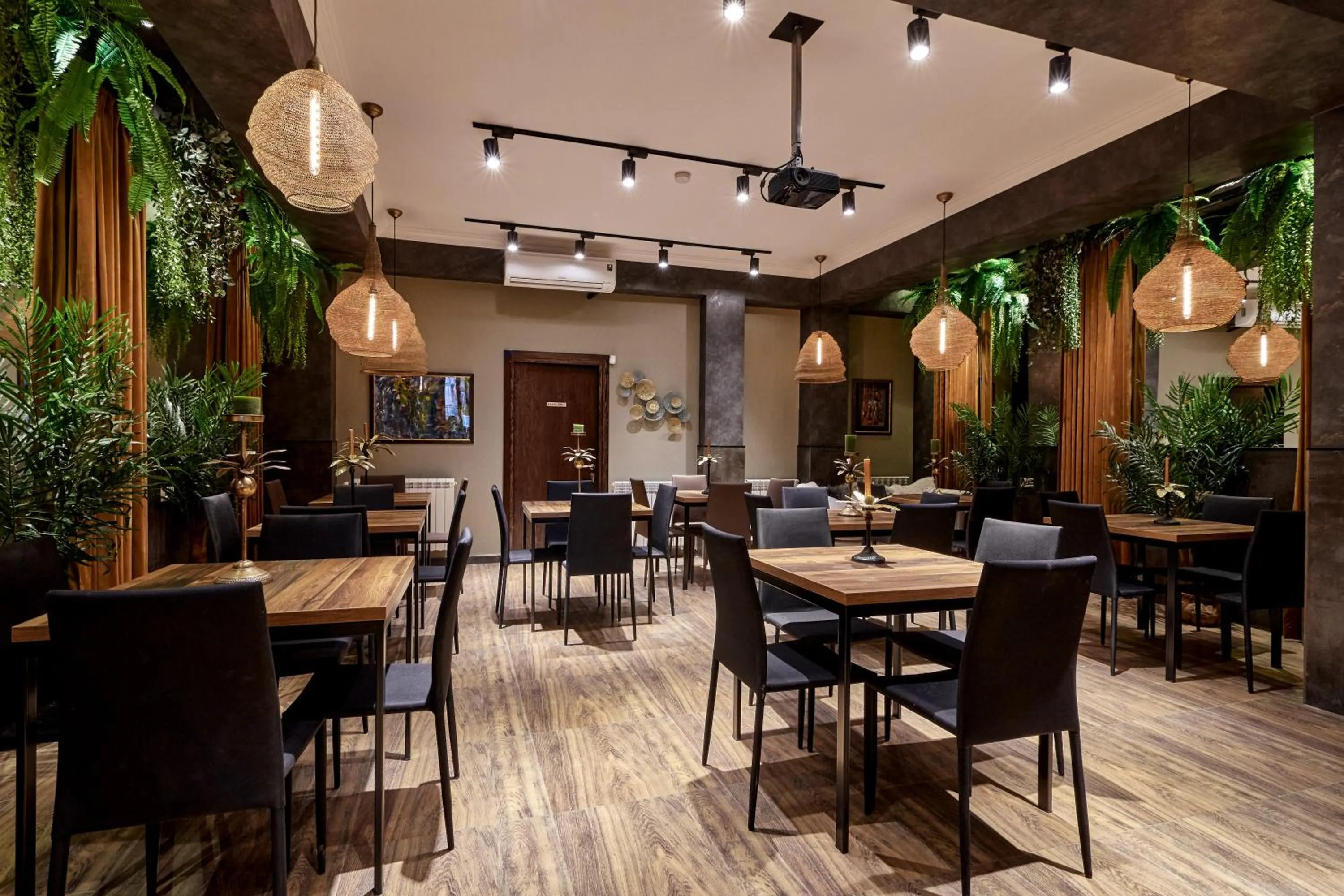 Restaurant/places to eat in Hotel City