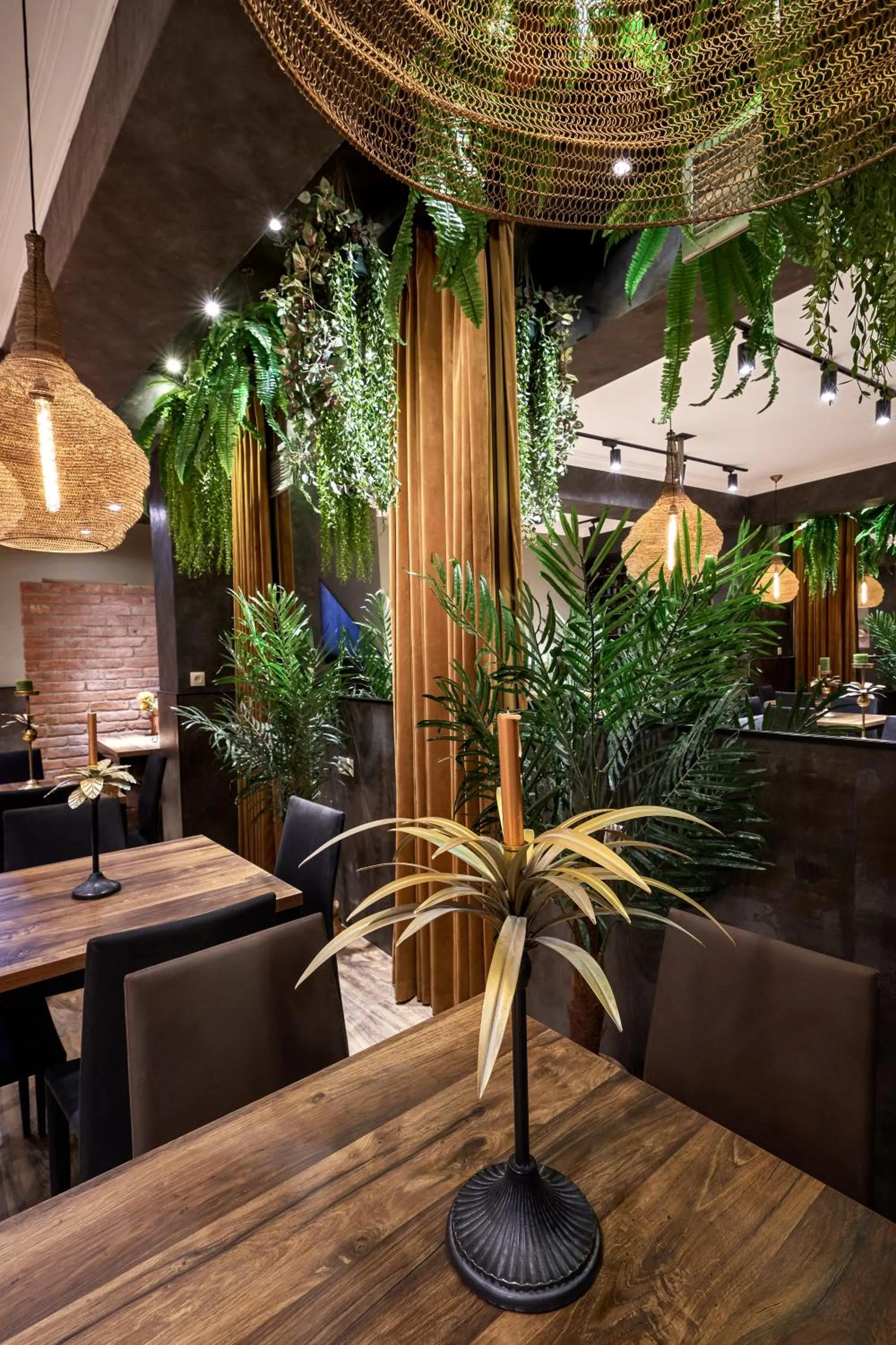 Restaurant/places to eat in Hotel City